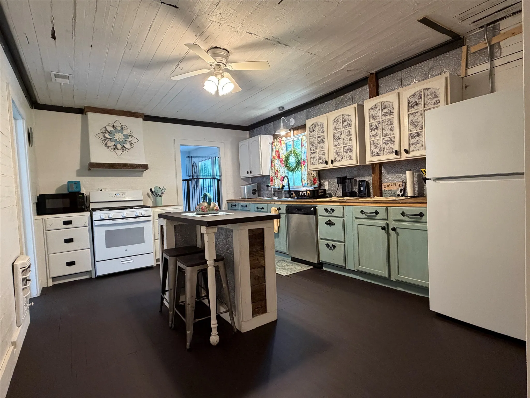 Single Family Residence For Sale in Limestone County , 209 S Canton Street, Mexia, Texas 76667, 3 Bedroom, 2 Bathroom, 2 Garage spaces, 2,251 Sqft, built in 1954, mls#21371938, Real Estate Agent in Mexia, Homes For Sale in Limestone county, Homes For Sale in Mexia, Realtor in Mexia Texas, Real Estate Brokerage Independent Realty Texas, Luminita Cordes Realtor