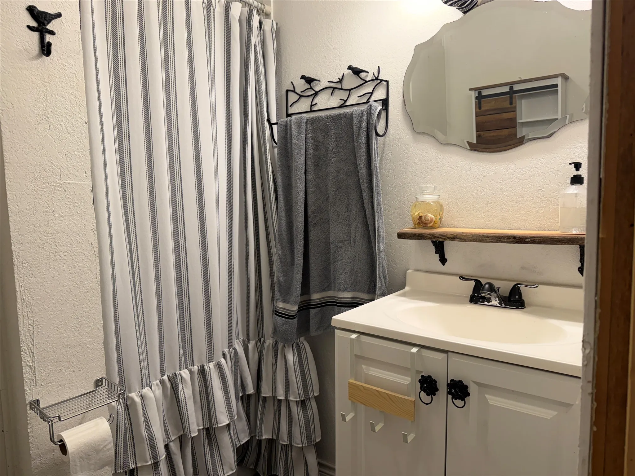 Single Family Residence For Sale in Limestone County , 209 S Canton Street, Mexia, Texas 76667, 3 Bedroom, 2 Bathroom, 2 Garage spaces, 2,251 Sqft, built in 1954, mls#21371938, Real Estate Agent in Mexia, Homes For Sale in Limestone county, Homes For Sale in Mexia, Realtor in Mexia Texas, Real Estate Brokerage Independent Realty Texas, Luminita Cordes Realtor