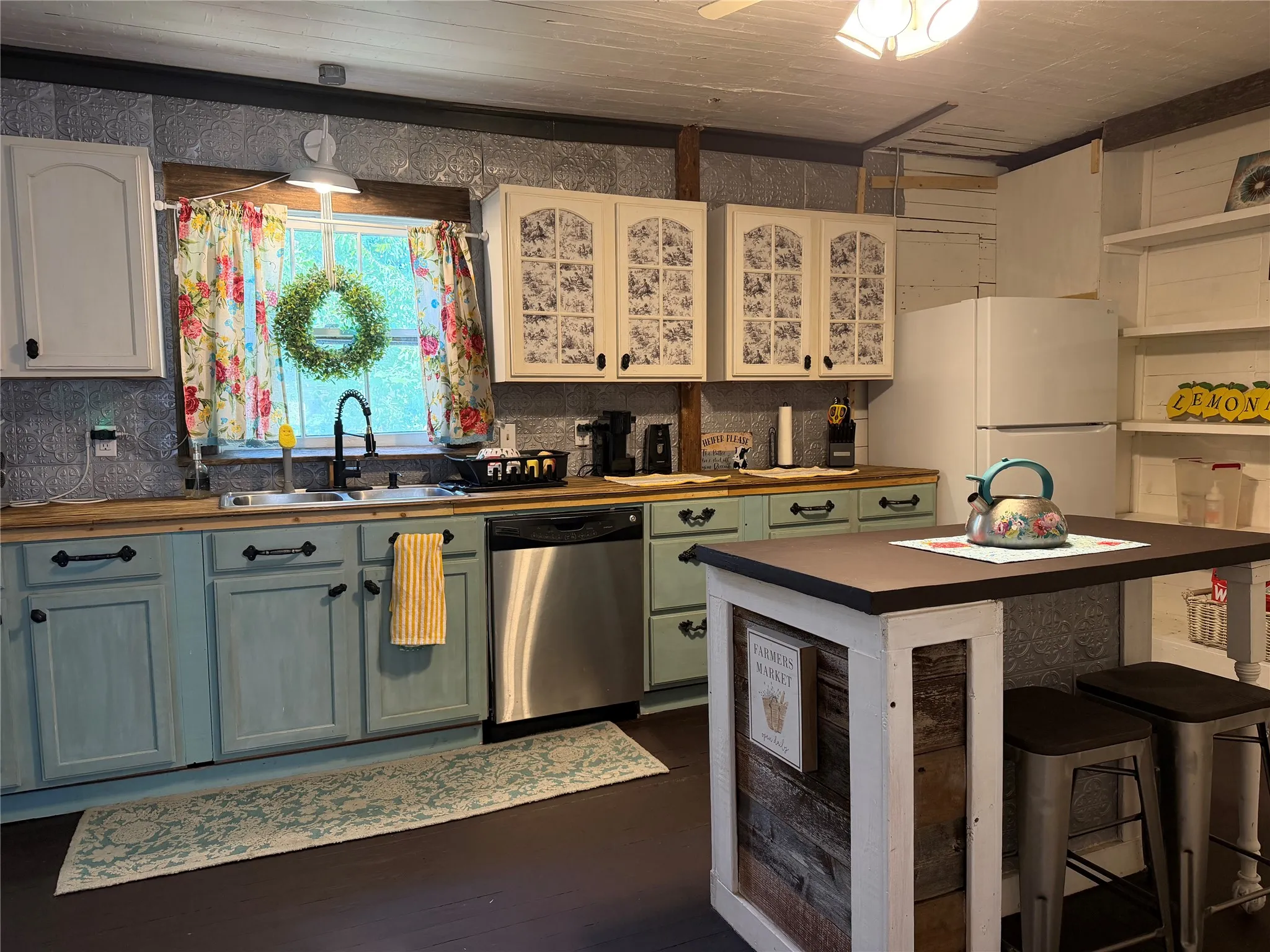 Single Family Residence For Sale in Limestone County , 209 S Canton Street, Mexia, Texas 76667, 3 Bedroom, 2 Bathroom, 2 Garage spaces, 2,251 Sqft, built in 1954, mls#21371938, Real Estate Agent in Mexia, Homes For Sale in Limestone county, Homes For Sale in Mexia, Realtor in Mexia Texas, Real Estate Brokerage Independent Realty Texas, Luminita Cordes Realtor