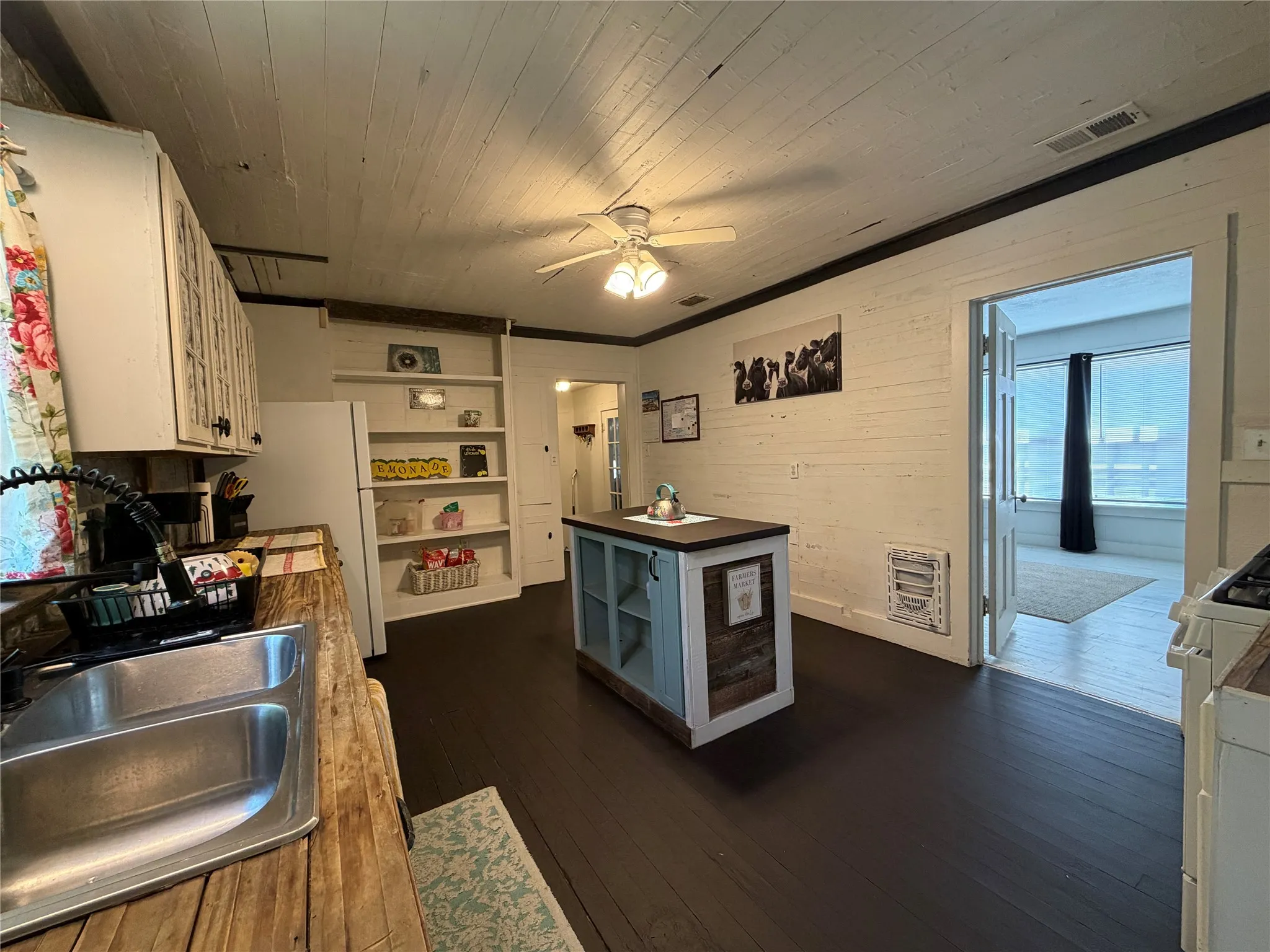 Single Family Residence For Sale in Limestone County , 209 S Canton Street, Mexia, Texas 76667, 3 Bedroom, 2 Bathroom, 2 Garage spaces, 2,251 Sqft, built in 1954, mls#21371938, Real Estate Agent in Mexia, Homes For Sale in Limestone county, Homes For Sale in Mexia, Realtor in Mexia Texas, Real Estate Brokerage Independent Realty Texas, Luminita Cordes Realtor