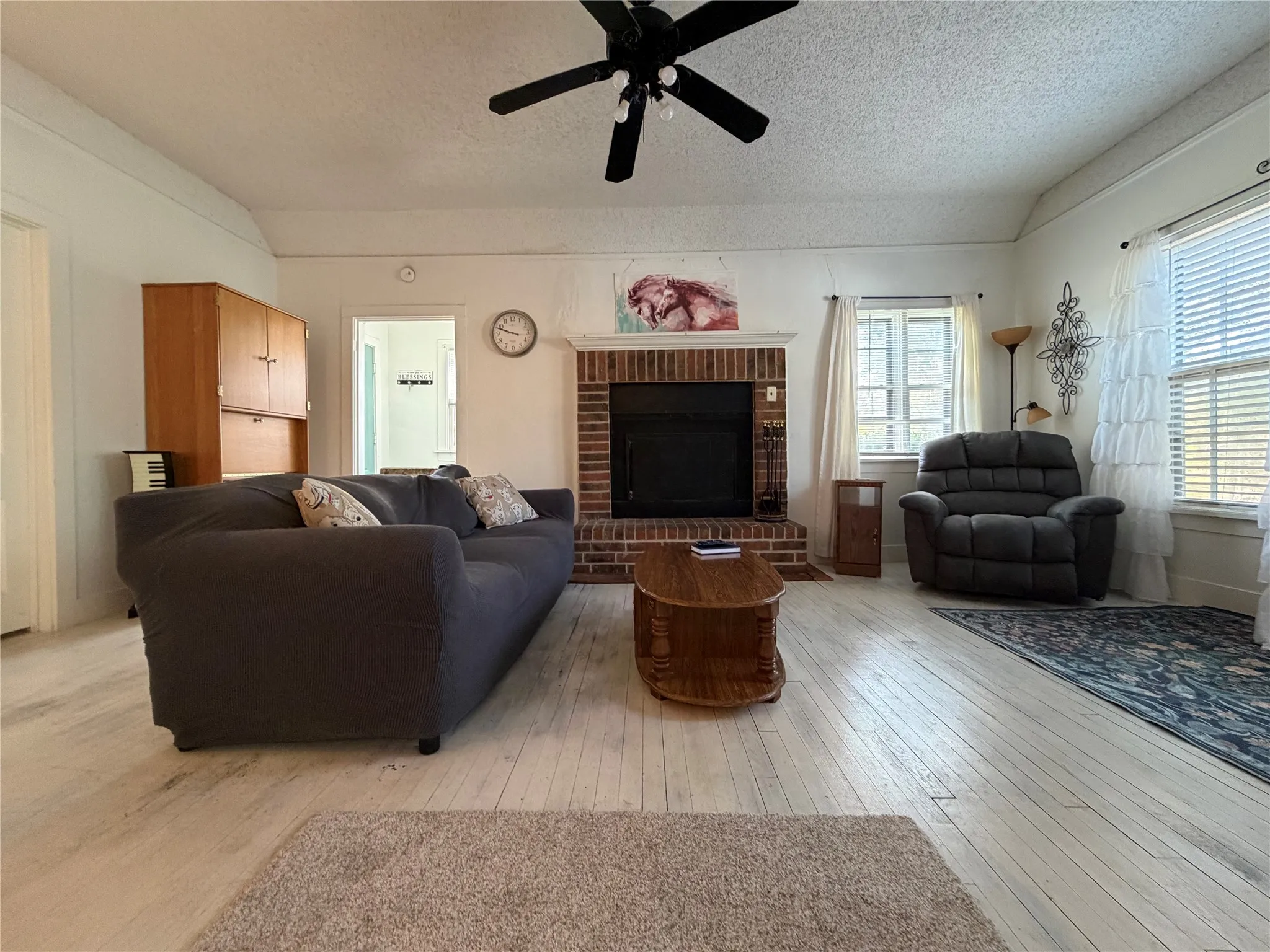 Single Family Residence For Sale in Limestone County , 209 S Canton Street, Mexia, Texas 76667, 3 Bedroom, 2 Bathroom, 2 Garage spaces, 2,251 Sqft, built in 1954, mls#21371938, Real Estate Agent in Mexia, Homes For Sale in Limestone county, Homes For Sale in Mexia, Realtor in Mexia Texas, Real Estate Brokerage Independent Realty Texas, Luminita Cordes Realtor