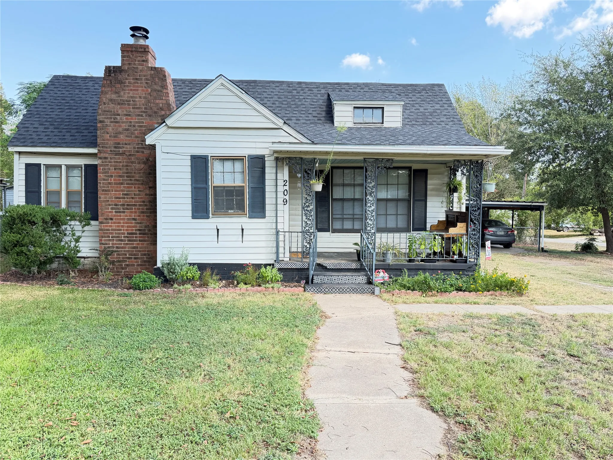 Single Family Residence For Sale in Limestone County , 209 S Canton Street, Mexia, Texas 76667, 3 Bedroom, 2 Bathroom, 2 Garage spaces, 2,251 Sqft, built in 1954, mls#21371938, Real Estate Agent in Mexia, Homes For Sale in Limestone county, Homes For Sale in Mexia, Realtor in Mexia Texas, Real Estate Brokerage Independent Realty Texas, Luminita Cordes Realtor