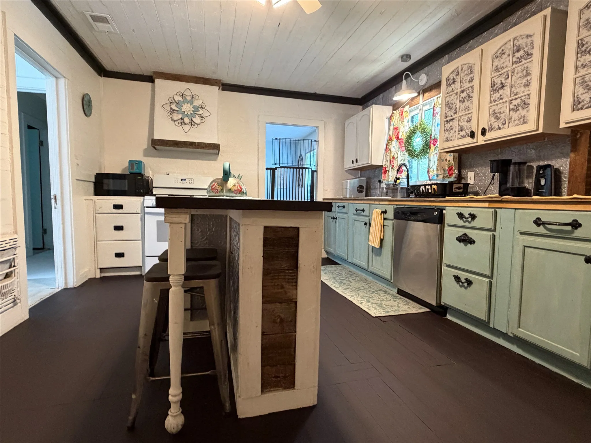 Single Family Residence For Sale in Limestone County , 209 S Canton Street, Mexia, Texas 76667, 3 Bedroom, 2 Bathroom, 2 Garage spaces, 2,251 Sqft, built in 1954, mls#21371938, Real Estate Agent in Mexia, Homes For Sale in Limestone county, Homes For Sale in Mexia, Realtor in Mexia Texas, Real Estate Brokerage Independent Realty Texas, Luminita Cordes Realtor