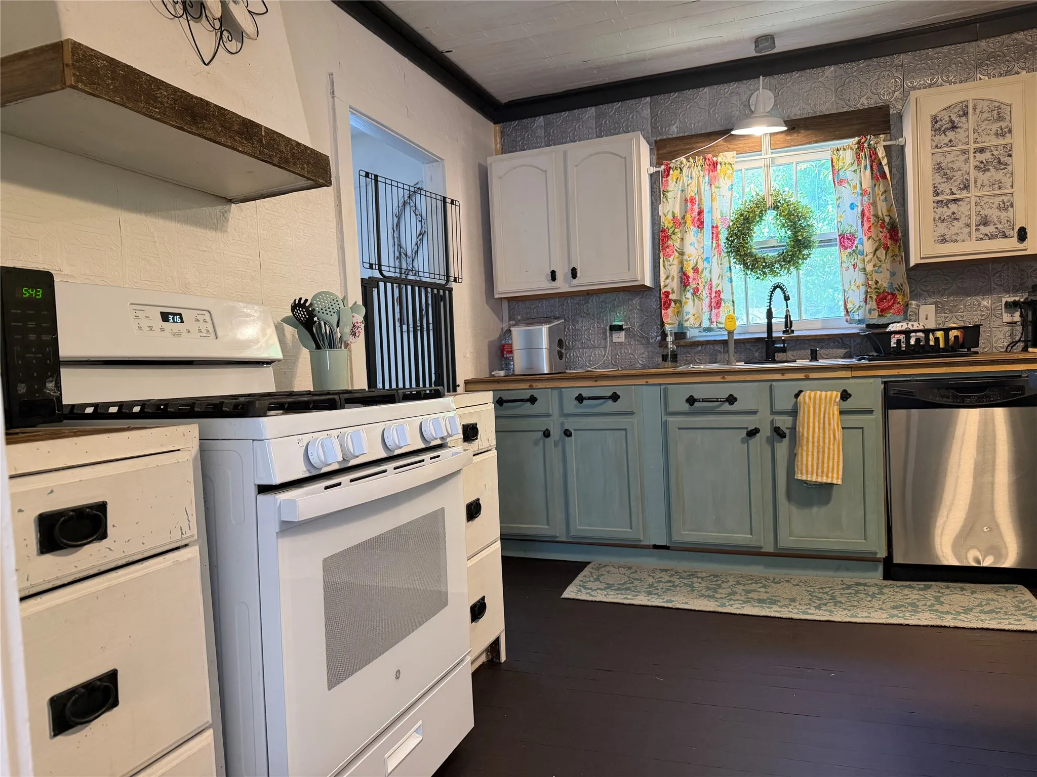 Single Family Residence For Sale in Limestone County , 209 S Canton Street, Mexia, Texas 76667, 3 Bedroom, 2 Bathroom, 2 Garage spaces, 2,251 Sqft, built in 1954, mls#21371938, Real Estate Agent in Mexia, Homes For Sale in Limestone county, Homes For Sale in Mexia, Realtor in Mexia Texas, Real Estate Brokerage Independent Realty Texas, Luminita Cordes Realtor