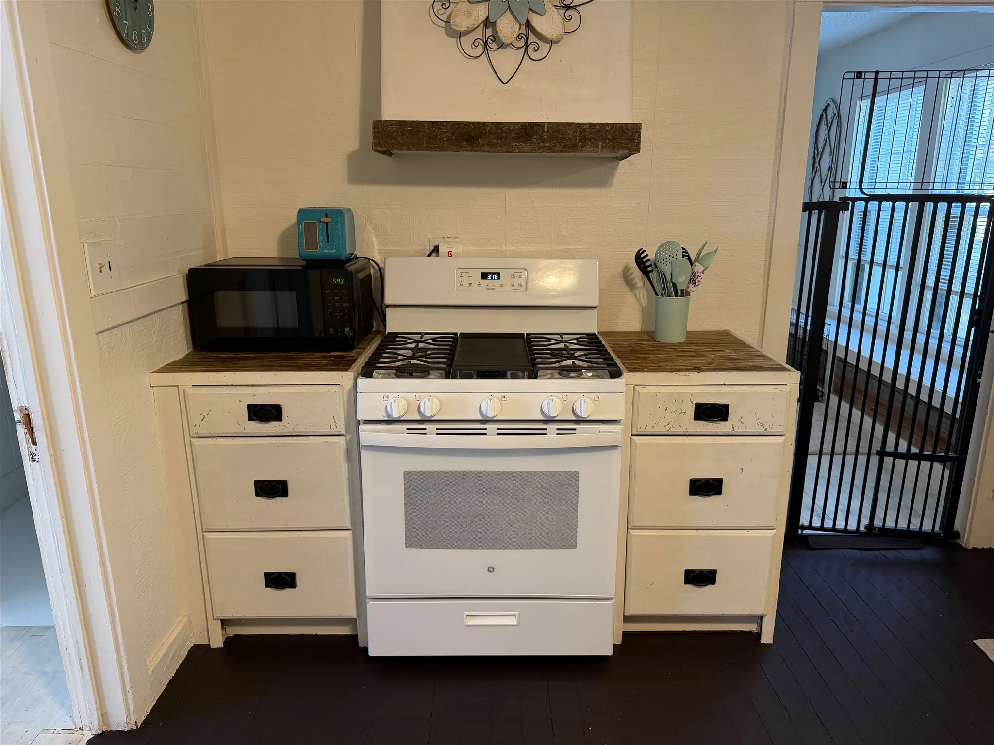 Single Family Residence For Sale in Limestone County , 209 S Canton Street, Mexia, Texas 76667, 3 Bedroom, 2 Bathroom, 2 Garage spaces, 2,251 Sqft, built in 1954, mls#21371938, Real Estate Agent in Mexia, Homes For Sale in Limestone county, Homes For Sale in Mexia, Realtor in Mexia Texas, Real Estate Brokerage Independent Realty Texas, Luminita Cordes Realtor