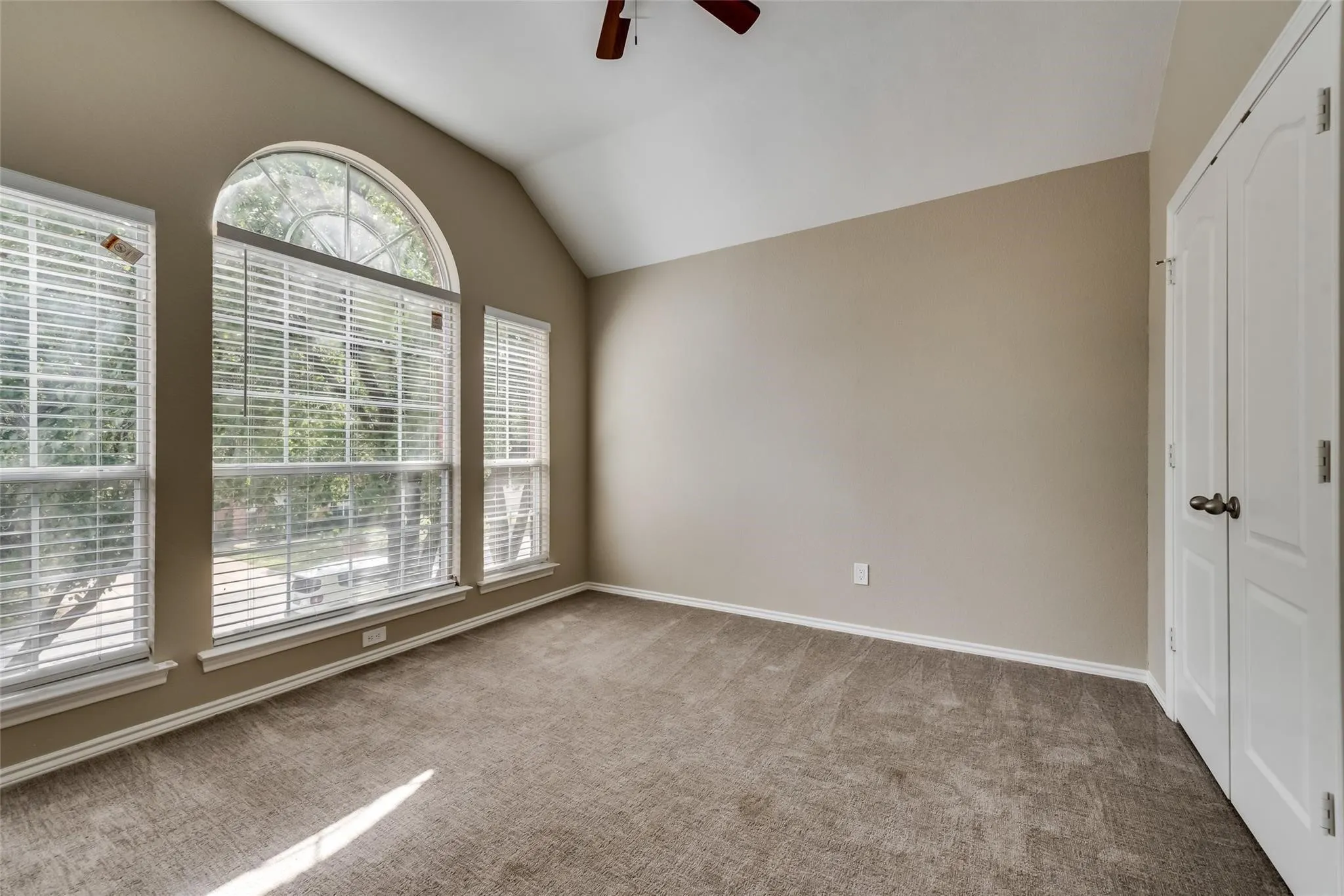 Single Family Residence For Sale in Tarrant County , 4319 Vine Ridge Court, Arlington, Texas 76017, 4 Bedroom, 3 Bathroom, 2 Garage spaces, 2,873 Sqft, built in 1993, mls#21381660, Real Estate Agent in Arlington, Homes For Sale in Tarrant county, Homes For Sale in Arlington, Realtor in Arlington Texas, Real Estate Brokerage Independent Realty Texas, Luminita Cordes Realtor