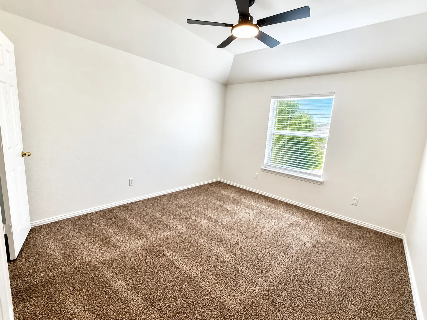Single Family Residence For Rent in Denton County , 1584 Meadowview, Corinth, Texas 76210, 3 Bedroom, 2 Bathroom, 2 Garage spaces, 2,002 Sqft, built in 1999, mls#21380370, Real Estate Agent in Corinth, Homes For Rent in Denton county, Homes For Rent in Corinth, Realtor in Corinth Texas, Real Estate Brokerage Independent Realty Texas, Luminita Cordes Realtor