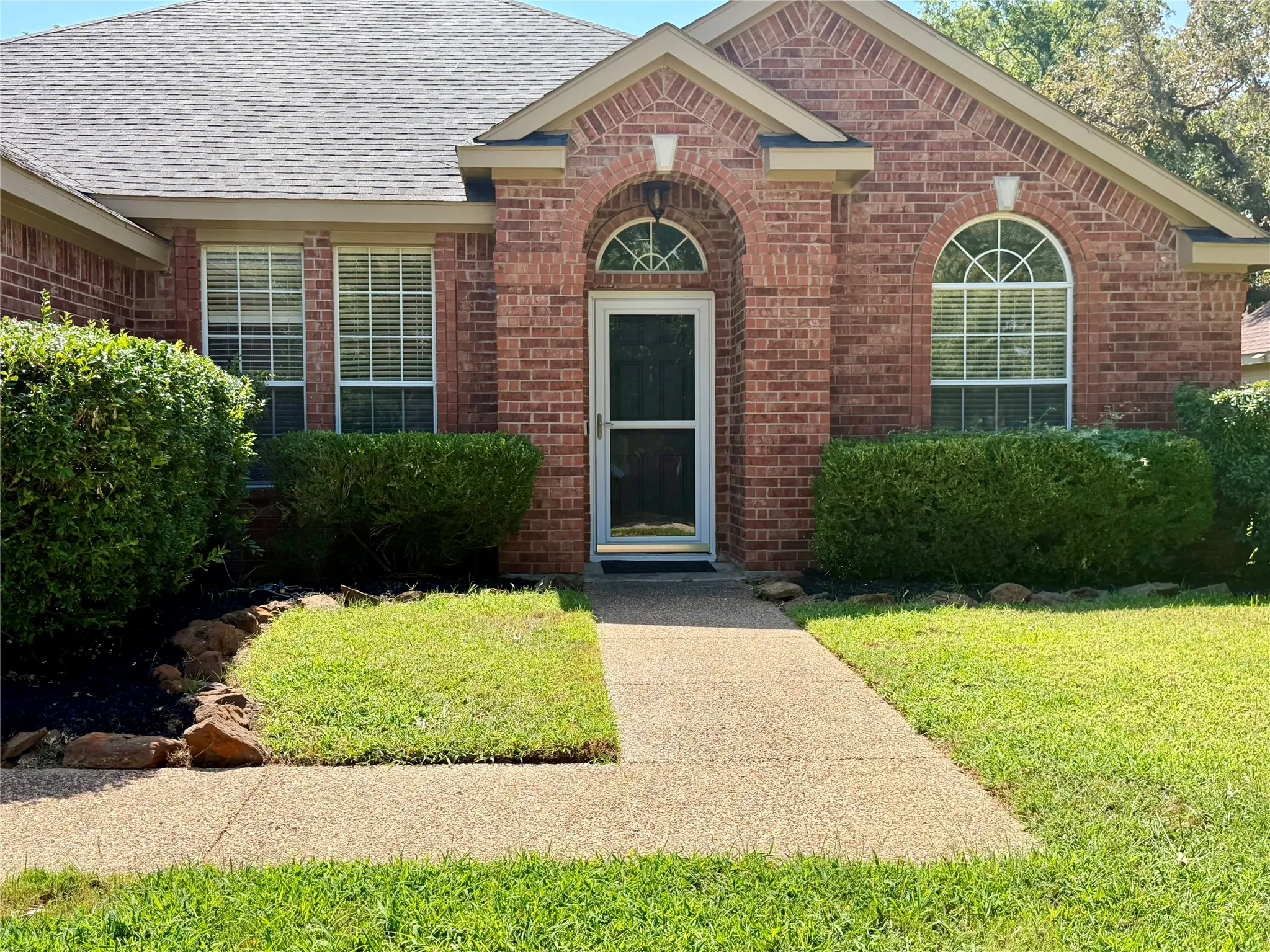 Single Family Residence For Rent in Denton County , 1584 Meadowview, Corinth, Texas 76210, 3 Bedroom, 2 Bathroom, 2 Garage spaces, 2,002 Sqft, built in 1999, mls#21380370, Real Estate Agent in Corinth, Homes For Rent in Denton county, Homes For Rent in Corinth, Realtor in Corinth Texas, Real Estate Brokerage Independent Realty Texas, Luminita Cordes Realtor
