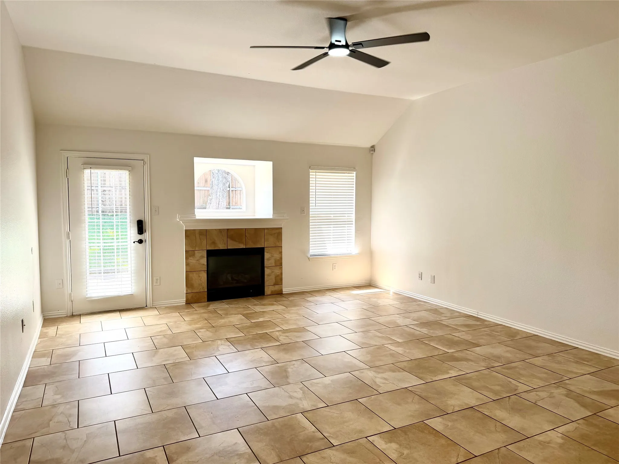 Single Family Residence For Rent in Denton County , 1584 Meadowview, Corinth, Texas 76210, 3 Bedroom, 2 Bathroom, 2 Garage spaces, 2,002 Sqft, built in 1999, mls#21380370, Real Estate Agent in Corinth, Homes For Rent in Denton county, Homes For Rent in Corinth, Realtor in Corinth Texas, Real Estate Brokerage Independent Realty Texas, Luminita Cordes Realtor