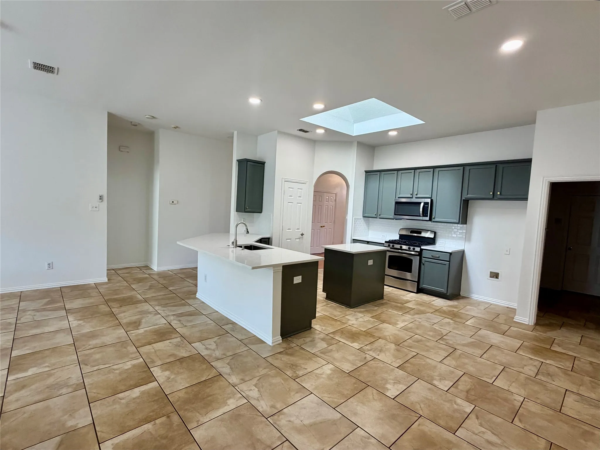 Single Family Residence For Rent in Denton County , 1584 Meadowview, Corinth, Texas 76210, 3 Bedroom, 2 Bathroom, 2 Garage spaces, 2,002 Sqft, built in 1999, mls#21380370, Real Estate Agent in Corinth, Homes For Rent in Denton county, Homes For Rent in Corinth, Realtor in Corinth Texas, Real Estate Brokerage Independent Realty Texas, Luminita Cordes Realtor