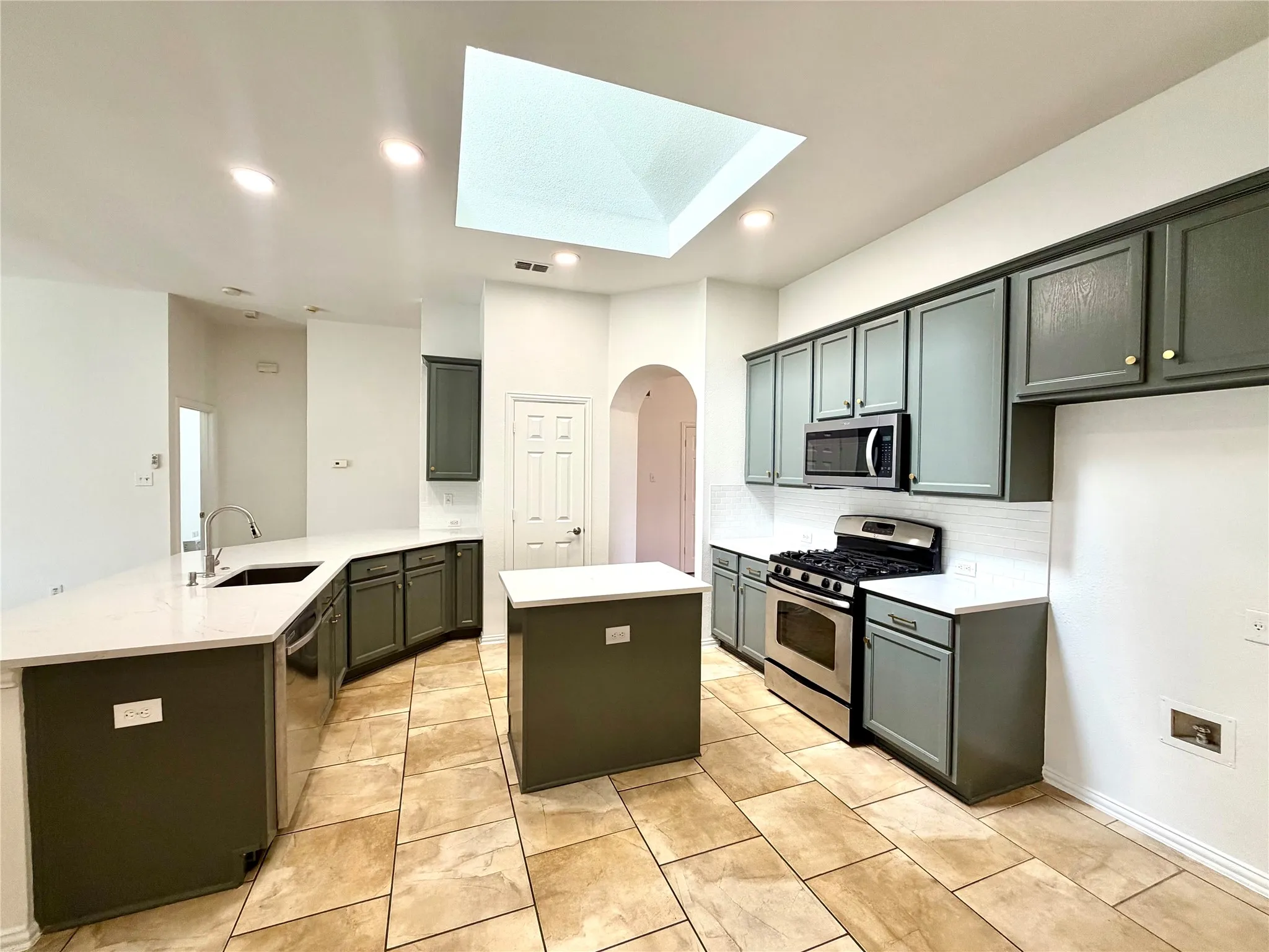 Single Family Residence For Rent in Denton County , 1584 Meadowview, Corinth, Texas 76210, 3 Bedroom, 2 Bathroom, 2 Garage spaces, 2,002 Sqft, built in 1999, mls#21380370, Real Estate Agent in Corinth, Homes For Rent in Denton county, Homes For Rent in Corinth, Realtor in Corinth Texas, Real Estate Brokerage Independent Realty Texas, Luminita Cordes Realtor