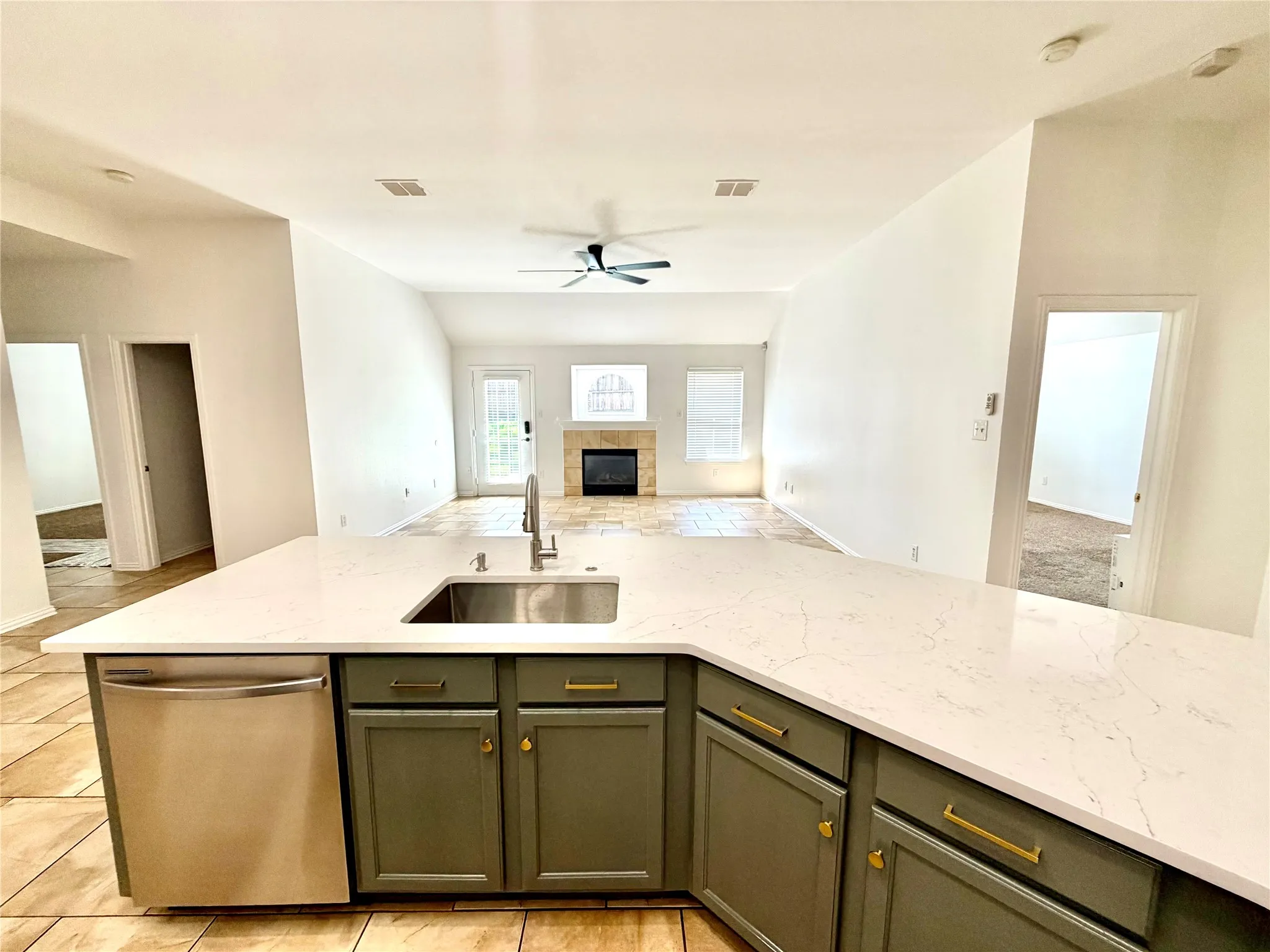 Single Family Residence For Rent in Denton County , 1584 Meadowview, Corinth, Texas 76210, 3 Bedroom, 2 Bathroom, 2 Garage spaces, 2,002 Sqft, built in 1999, mls#21380370, Real Estate Agent in Corinth, Homes For Rent in Denton county, Homes For Rent in Corinth, Realtor in Corinth Texas, Real Estate Brokerage Independent Realty Texas, Luminita Cordes Realtor
