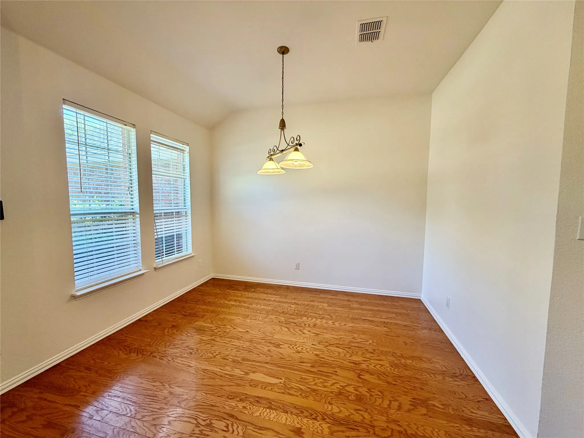 Single Family Residence For Rent in Denton County , 1584 Meadowview, Corinth, Texas 76210, 3 Bedroom, 2 Bathroom, 2 Garage spaces, 2,002 Sqft, built in 1999, mls#21380370, Real Estate Agent in Corinth, Homes For Rent in Denton county, Homes For Rent in Corinth, Realtor in Corinth Texas, Real Estate Brokerage Independent Realty Texas, Luminita Cordes Realtor