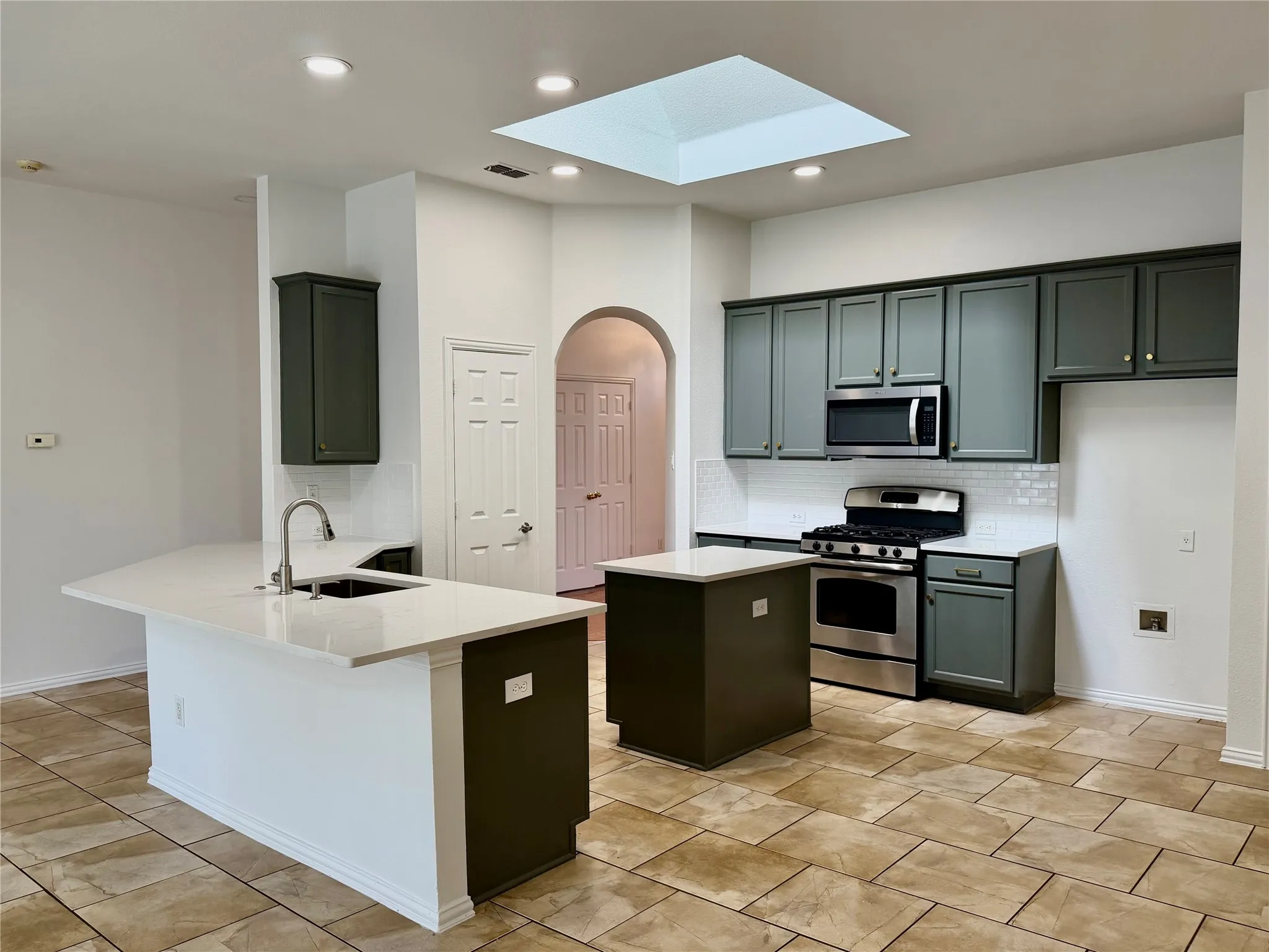 Single Family Residence For Rent in Denton County , 1584 Meadowview, Corinth, Texas 76210, 3 Bedroom, 2 Bathroom, 2 Garage spaces, 2,002 Sqft, built in 1999, mls#21380370, Real Estate Agent in Corinth, Homes For Rent in Denton county, Homes For Rent in Corinth, Realtor in Corinth Texas, Real Estate Brokerage Independent Realty Texas, Luminita Cordes Realtor