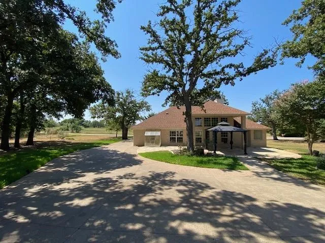 Single Family Residence For Sale in Hill County , 27160 Whispering Meadow Drive, Whitney, Texas 76692, 2 Bedroom, 2 Bathroom, 2 Garage spaces, 1,845 Sqft, built in 1997, mls#21381712, Real Estate Agent in Whitney, Homes For Sale in Hill county, Homes For Sale in Whitney, Realtor in Whitney Texas, Real Estate Brokerage Independent Realty Texas, Luminita Cordes Realtor