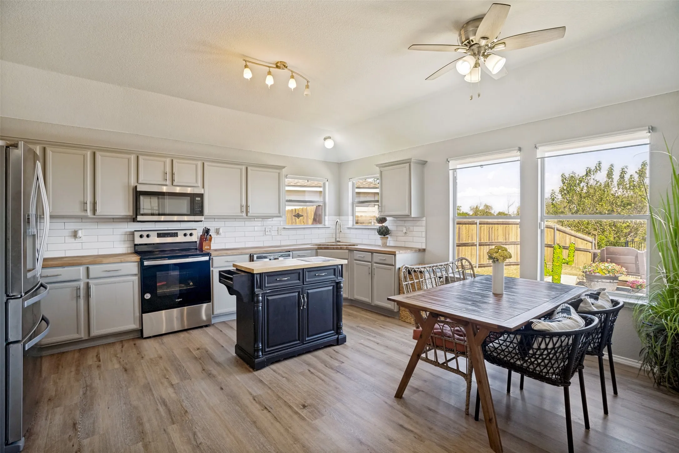 Single Family Residence For Sale in Tarrant County , 1148 Mustang Ridge Drive, Fort Worth, Texas 76052, 3 Bedroom, 2 Bathroom, 2 Garage spaces, 1,482 Sqft, built in 2004, mls#21379785, Real Estate Agent in Fort Worth, Homes For Sale in Tarrant county, Homes For Sale in Fort Worth, Realtor in Fort Worth Texas, Real Estate Brokerage Independent Realty Texas, Luminita Cordes Realtor