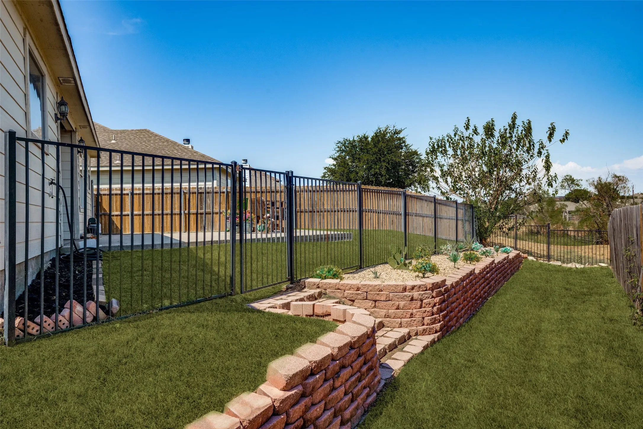 Single Family Residence For Sale in Tarrant County , 1148 Mustang Ridge Drive, Fort Worth, Texas 76052, 3 Bedroom, 2 Bathroom, 2 Garage spaces, 1,482 Sqft, built in 2004, mls#21379785, Real Estate Agent in Fort Worth, Homes For Sale in Tarrant county, Homes For Sale in Fort Worth, Realtor in Fort Worth Texas, Real Estate Brokerage Independent Realty Texas, Luminita Cordes Realtor