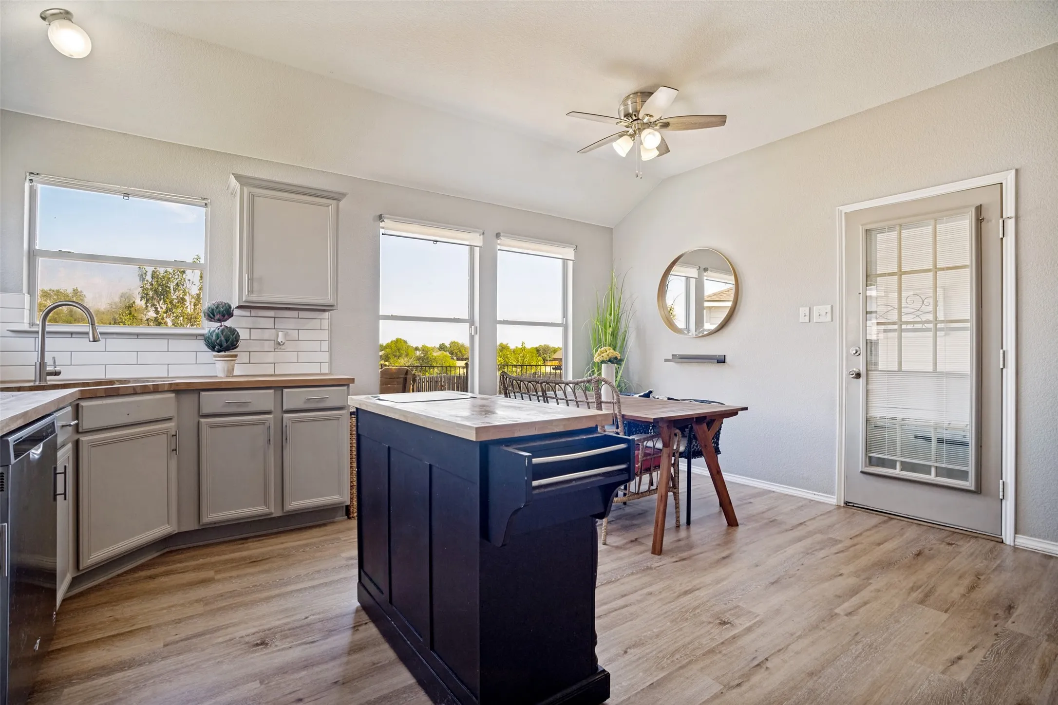 Single Family Residence For Sale in Tarrant County , 1148 Mustang Ridge Drive, Fort Worth, Texas 76052, 3 Bedroom, 2 Bathroom, 2 Garage spaces, 1,482 Sqft, built in 2004, mls#21379785, Real Estate Agent in Fort Worth, Homes For Sale in Tarrant county, Homes For Sale in Fort Worth, Realtor in Fort Worth Texas, Real Estate Brokerage Independent Realty Texas, Luminita Cordes Realtor