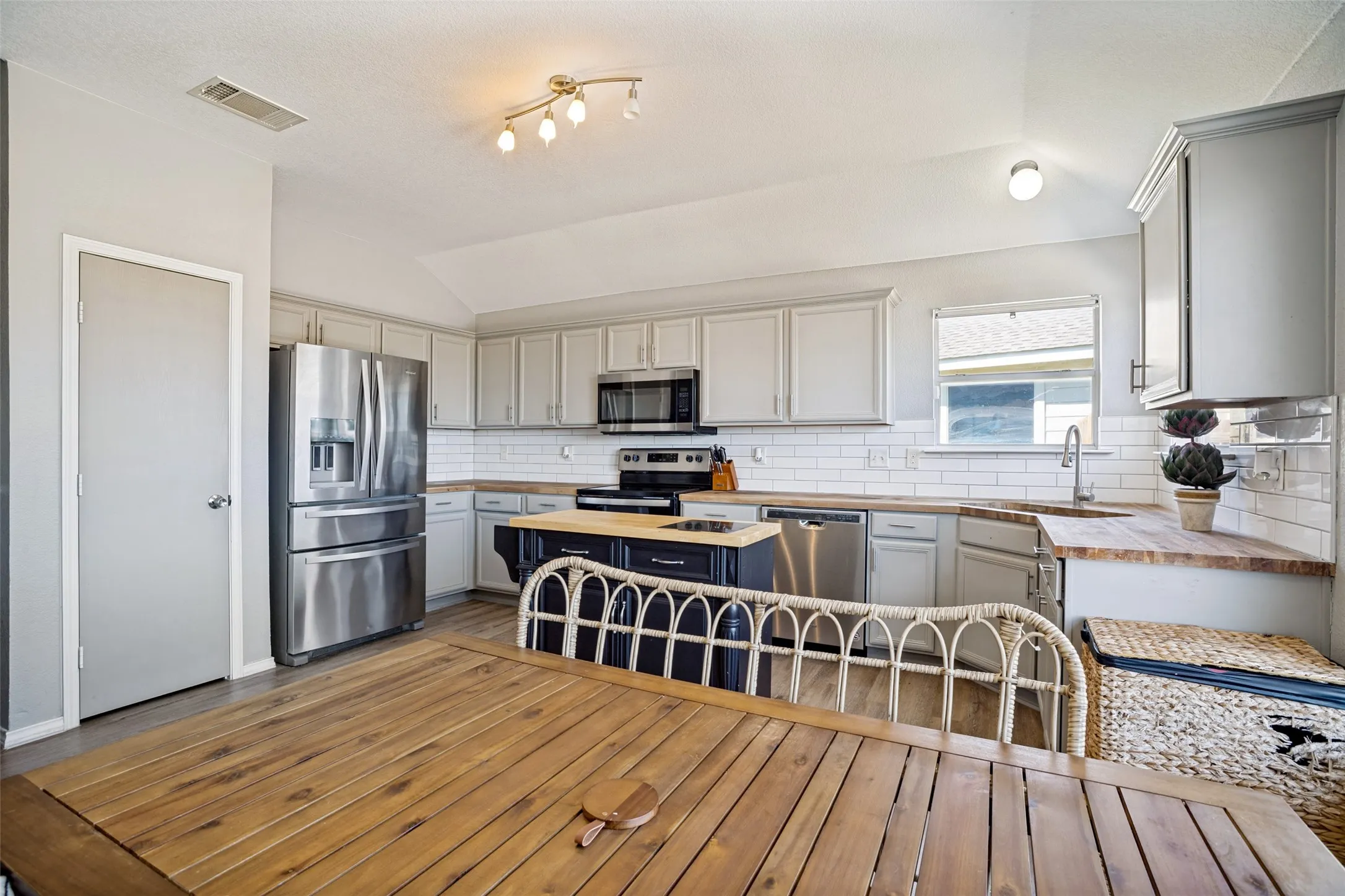 Single Family Residence For Sale in Tarrant County , 1148 Mustang Ridge Drive, Fort Worth, Texas 76052, 3 Bedroom, 2 Bathroom, 2 Garage spaces, 1,482 Sqft, built in 2004, mls#21379785, Real Estate Agent in Fort Worth, Homes For Sale in Tarrant county, Homes For Sale in Fort Worth, Realtor in Fort Worth Texas, Real Estate Brokerage Independent Realty Texas, Luminita Cordes Realtor