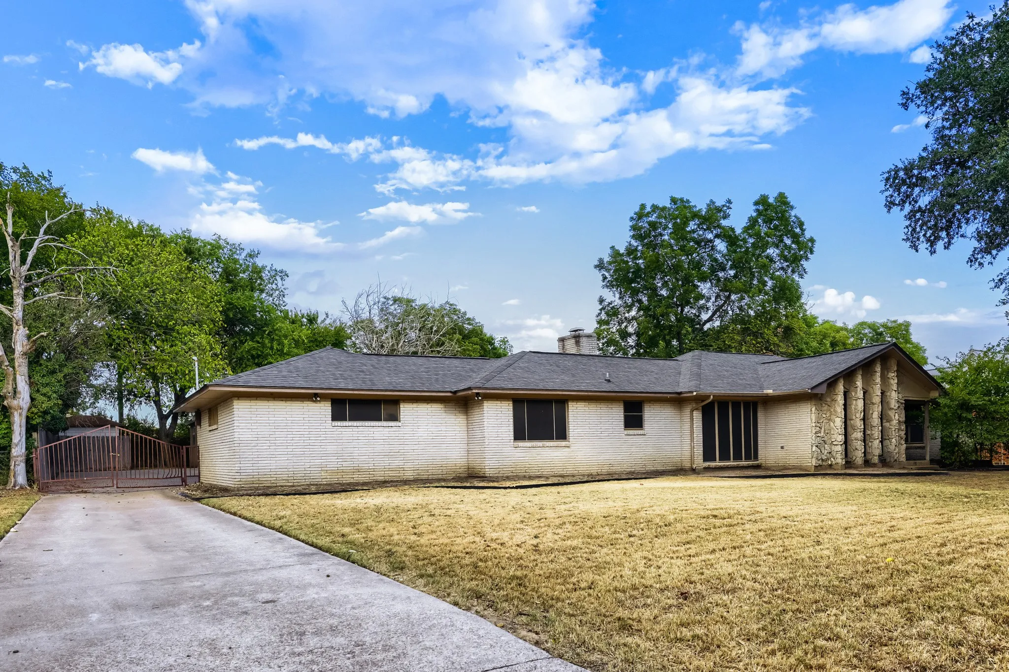 Single Family Residence For Sale in Dallas County , 1760 S Duncanville Road, Cedar Hill, Texas 75104, 3 Bedroom, 2 Bathroom, 4 Garage spaces, 1,932 Sqft, built in 1964, mls#21371559, Real Estate Agent in Cedar Hill, Homes For Sale in Dallas county, Homes For Sale in Cedar Hill, Realtor in Cedar Hill Texas, Real Estate Brokerage Independent Realty Texas, Luminita Cordes Realtor