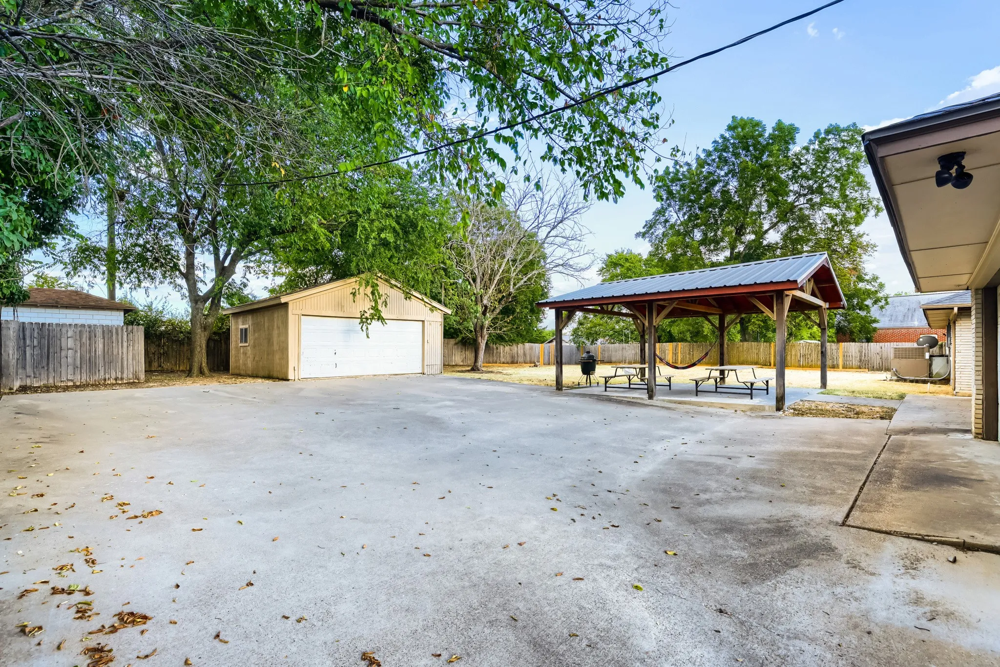 Single Family Residence For Sale in Dallas County , 1760 S Duncanville Road, Cedar Hill, Texas 75104, 3 Bedroom, 2 Bathroom, 4 Garage spaces, 1,932 Sqft, built in 1964, mls#21371559, Real Estate Agent in Cedar Hill, Homes For Sale in Dallas county, Homes For Sale in Cedar Hill, Realtor in Cedar Hill Texas, Real Estate Brokerage Independent Realty Texas, Luminita Cordes Realtor