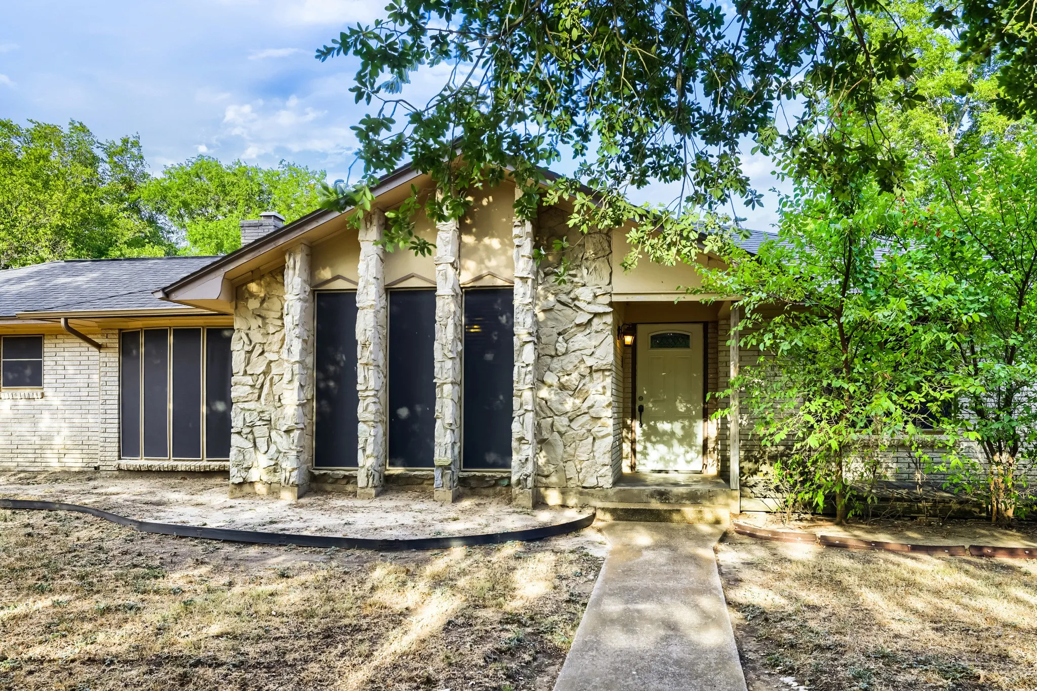 Single Family Residence For Sale in Dallas County , 1760 S Duncanville Road, Cedar Hill, Texas 75104, 3 Bedroom, 2 Bathroom, 4 Garage spaces, 1,932 Sqft, built in 1964, mls#21371559, Real Estate Agent in Cedar Hill, Homes For Sale in Dallas county, Homes For Sale in Cedar Hill, Realtor in Cedar Hill Texas, Real Estate Brokerage Independent Realty Texas, Luminita Cordes Realtor