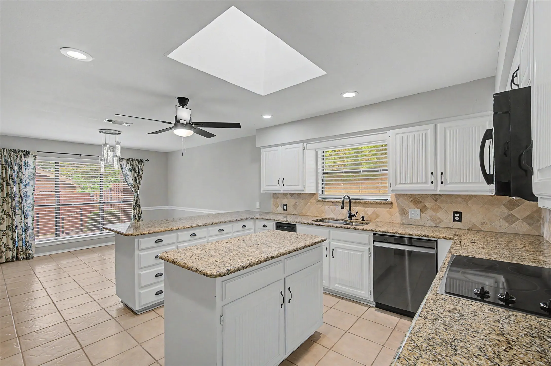 Single Family Residence For Sale in Tarrant County , 68 Legend Road, Benbrook, Texas 76132, 3 Bedroom, 3 Bathroom, 2 Garage spaces, 2,693 Sqft, built in 1985, mls#21381267, Real Estate Agent in Benbrook, Homes For Sale in Tarrant county, Homes For Sale in Benbrook, Realtor in Benbrook Texas, Real Estate Brokerage Independent Realty Texas, Luminita Cordes Realtor