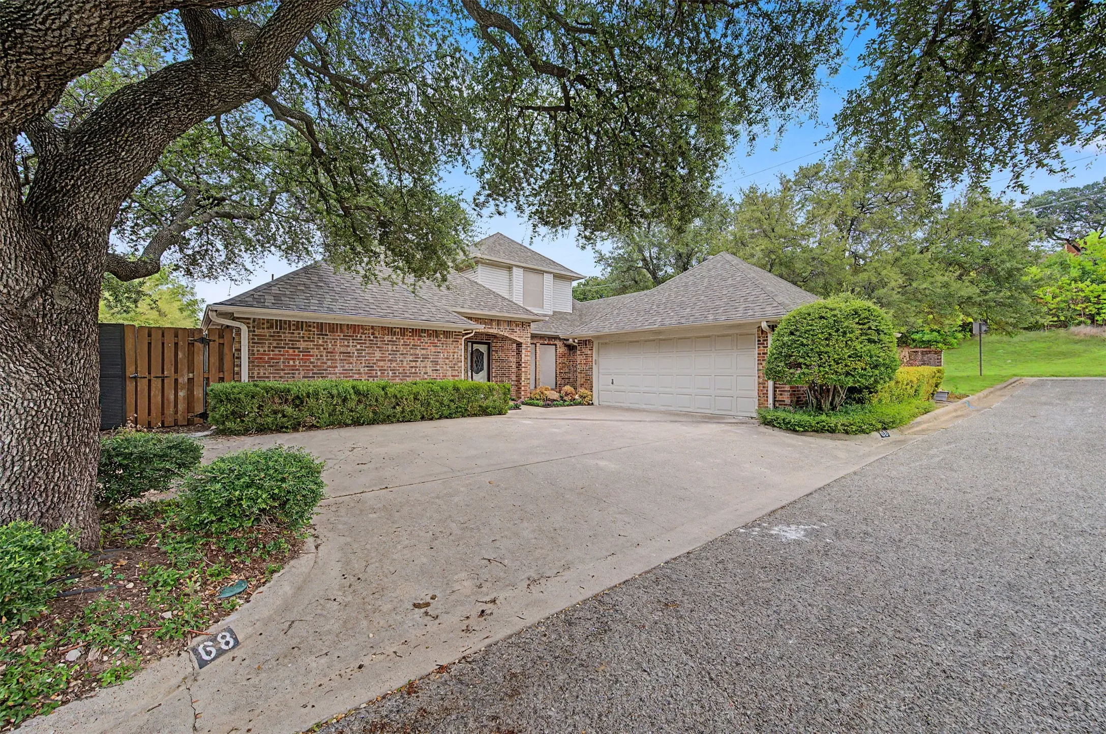 Single Family Residence For Sale in Tarrant County , 68 Legend Road, Benbrook, Texas 76132, 3 Bedroom, 3 Bathroom, 2 Garage spaces, 2,693 Sqft, built in 1985, mls#21381267, Real Estate Agent in Benbrook, Homes For Sale in Tarrant county, Homes For Sale in Benbrook, Realtor in Benbrook Texas, Real Estate Brokerage Independent Realty Texas, Luminita Cordes Realtor