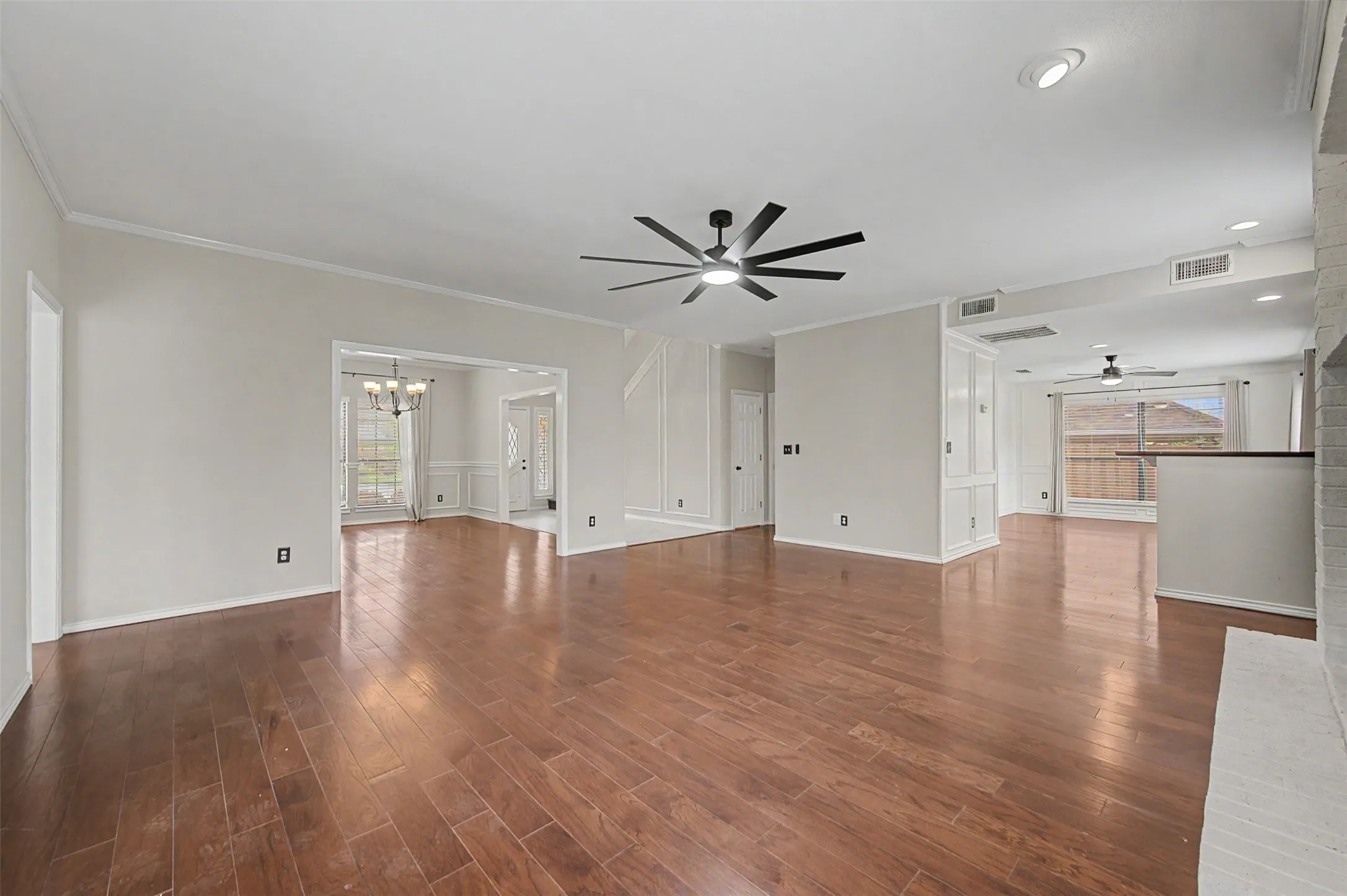 Single Family Residence For Sale in Tarrant County , 68 Legend Road, Benbrook, Texas 76132, 3 Bedroom, 3 Bathroom, 2 Garage spaces, 2,693 Sqft, built in 1985, mls#21381267, Real Estate Agent in Benbrook, Homes For Sale in Tarrant county, Homes For Sale in Benbrook, Realtor in Benbrook Texas, Real Estate Brokerage Independent Realty Texas, Luminita Cordes Realtor
