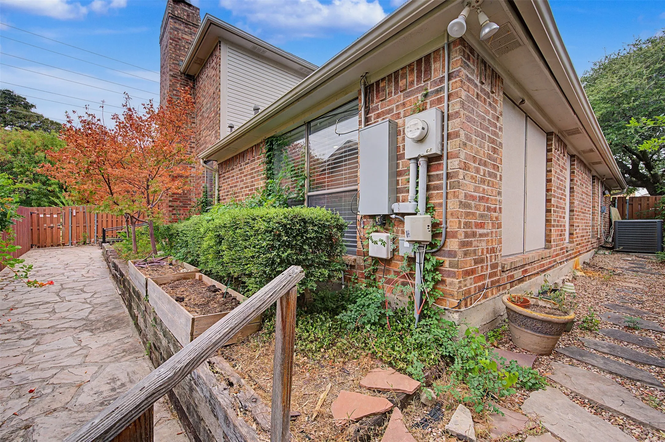 Single Family Residence For Sale in Tarrant County , 68 Legend Road, Benbrook, Texas 76132, 3 Bedroom, 3 Bathroom, 2 Garage spaces, 2,693 Sqft, built in 1985, mls#21381267, Real Estate Agent in Benbrook, Homes For Sale in Tarrant county, Homes For Sale in Benbrook, Realtor in Benbrook Texas, Real Estate Brokerage Independent Realty Texas, Luminita Cordes Realtor