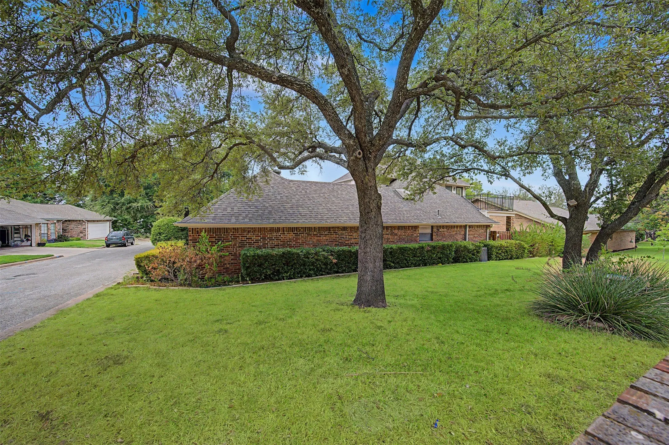 Single Family Residence For Sale in Tarrant County , 68 Legend Road, Benbrook, Texas 76132, 3 Bedroom, 3 Bathroom, 2 Garage spaces, 2,693 Sqft, built in 1985, mls#21381267, Real Estate Agent in Benbrook, Homes For Sale in Tarrant county, Homes For Sale in Benbrook, Realtor in Benbrook Texas, Real Estate Brokerage Independent Realty Texas, Luminita Cordes Realtor