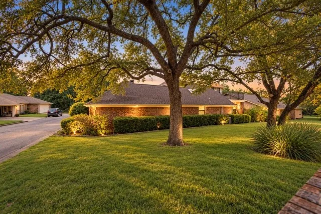 Single Family Residence For Sale in Tarrant County , 68 Legend Road, Benbrook, Texas 76132, 3 Bedroom, 3 Bathroom, 2 Garage spaces, 2,693 Sqft, built in 1985, mls#21381267, Real Estate Agent in Benbrook, Homes For Sale in Tarrant county, Homes For Sale in Benbrook, Realtor in Benbrook Texas, Real Estate Brokerage Independent Realty Texas, Luminita Cordes Realtor