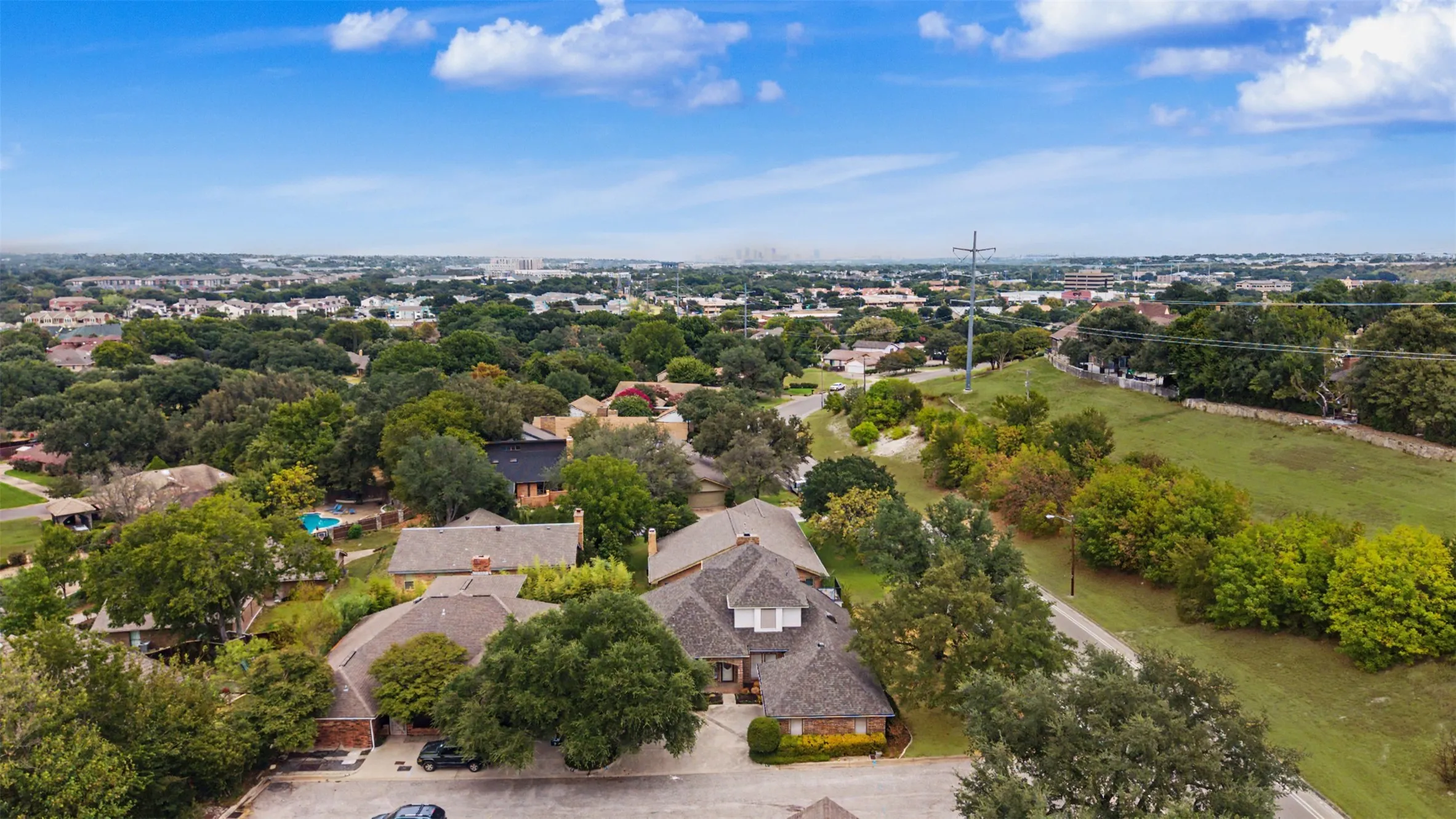 Single Family Residence For Sale in Tarrant County , 68 Legend Road, Benbrook, Texas 76132, 3 Bedroom, 3 Bathroom, 2 Garage spaces, 2,693 Sqft, built in 1985, mls#21381267, Real Estate Agent in Benbrook, Homes For Sale in Tarrant county, Homes For Sale in Benbrook, Realtor in Benbrook Texas, Real Estate Brokerage Independent Realty Texas, Luminita Cordes Realtor
