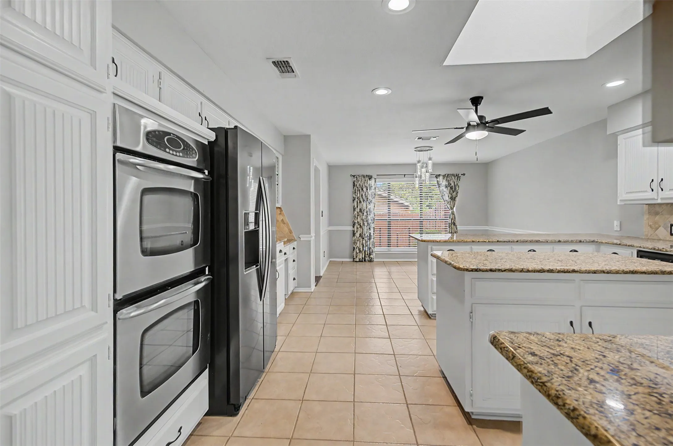 Single Family Residence For Sale in Tarrant County , 68 Legend Road, Benbrook, Texas 76132, 3 Bedroom, 3 Bathroom, 2 Garage spaces, 2,693 Sqft, built in 1985, mls#21381267, Real Estate Agent in Benbrook, Homes For Sale in Tarrant county, Homes For Sale in Benbrook, Realtor in Benbrook Texas, Real Estate Brokerage Independent Realty Texas, Luminita Cordes Realtor