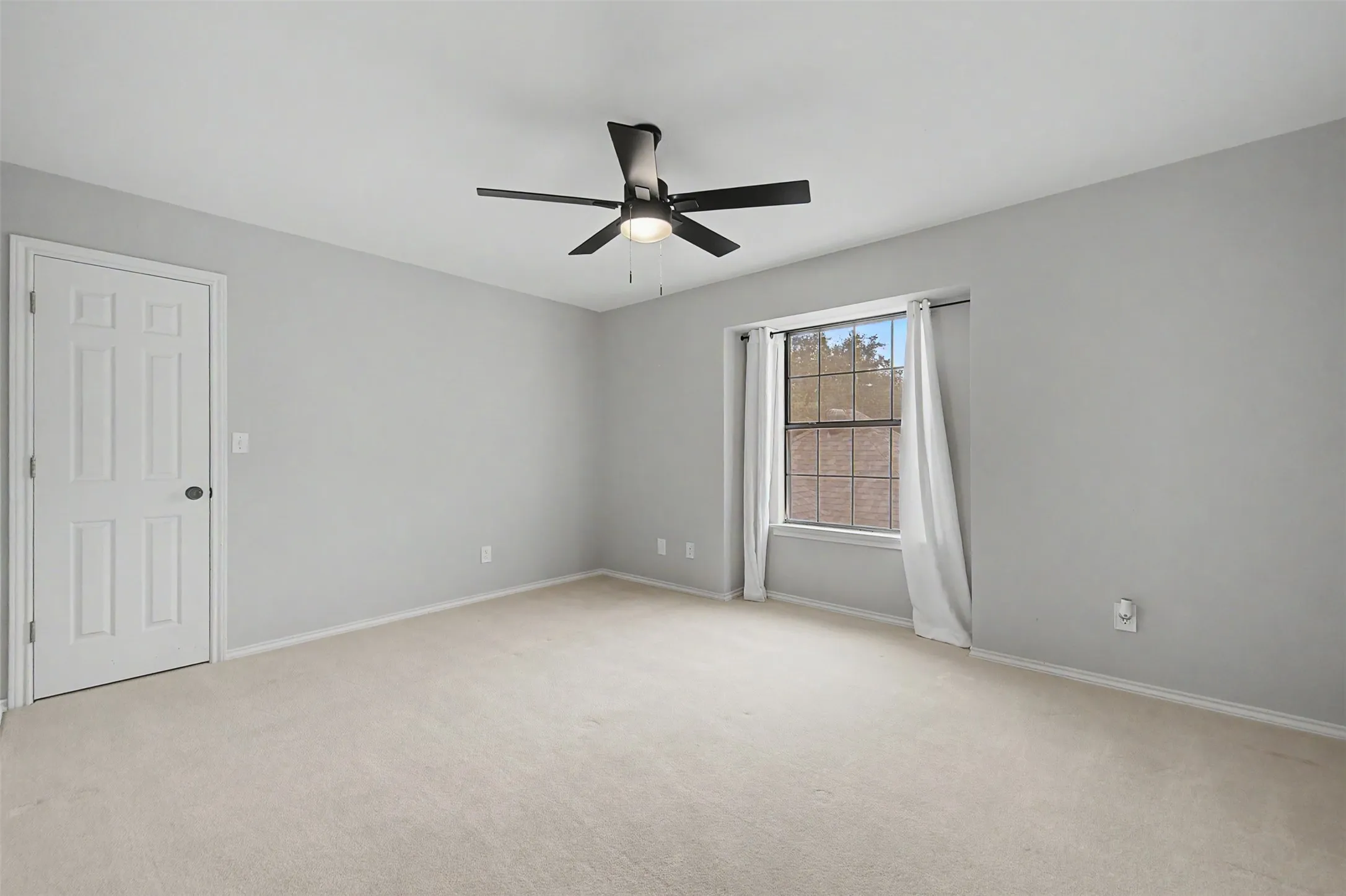 Single Family Residence For Sale in Tarrant County , 68 Legend Road, Benbrook, Texas 76132, 3 Bedroom, 3 Bathroom, 2 Garage spaces, 2,693 Sqft, built in 1985, mls#21381267, Real Estate Agent in Benbrook, Homes For Sale in Tarrant county, Homes For Sale in Benbrook, Realtor in Benbrook Texas, Real Estate Brokerage Independent Realty Texas, Luminita Cordes Realtor