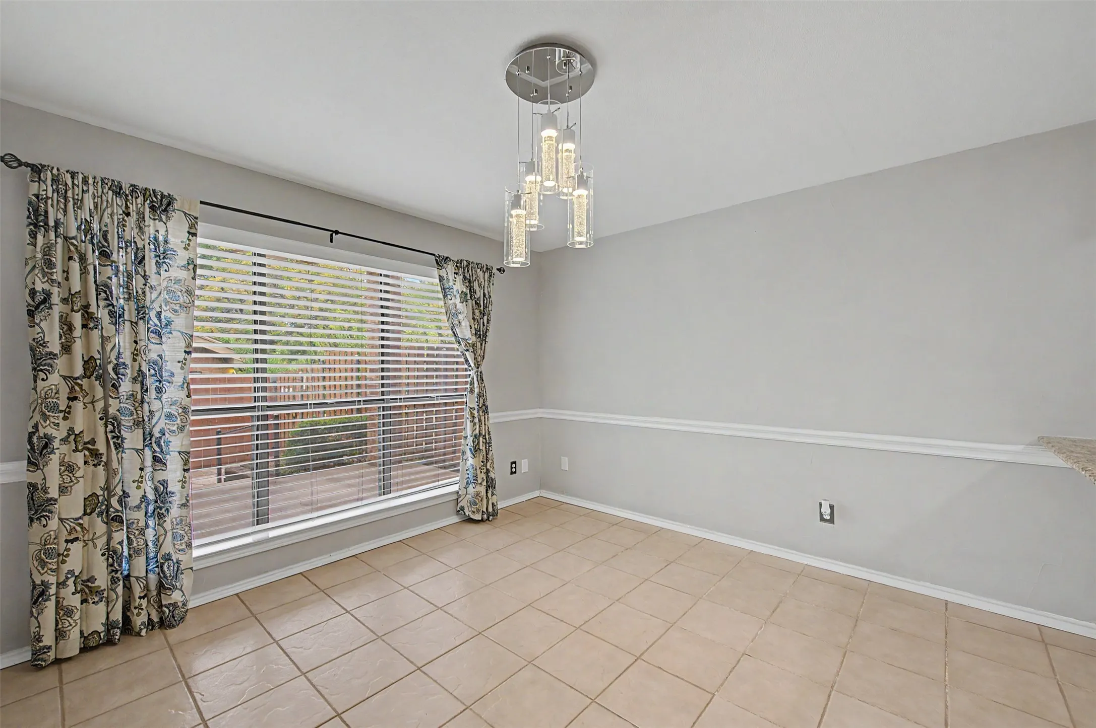 Single Family Residence For Sale in Tarrant County , 68 Legend Road, Benbrook, Texas 76132, 3 Bedroom, 3 Bathroom, 2 Garage spaces, 2,693 Sqft, built in 1985, mls#21381267, Real Estate Agent in Benbrook, Homes For Sale in Tarrant county, Homes For Sale in Benbrook, Realtor in Benbrook Texas, Real Estate Brokerage Independent Realty Texas, Luminita Cordes Realtor