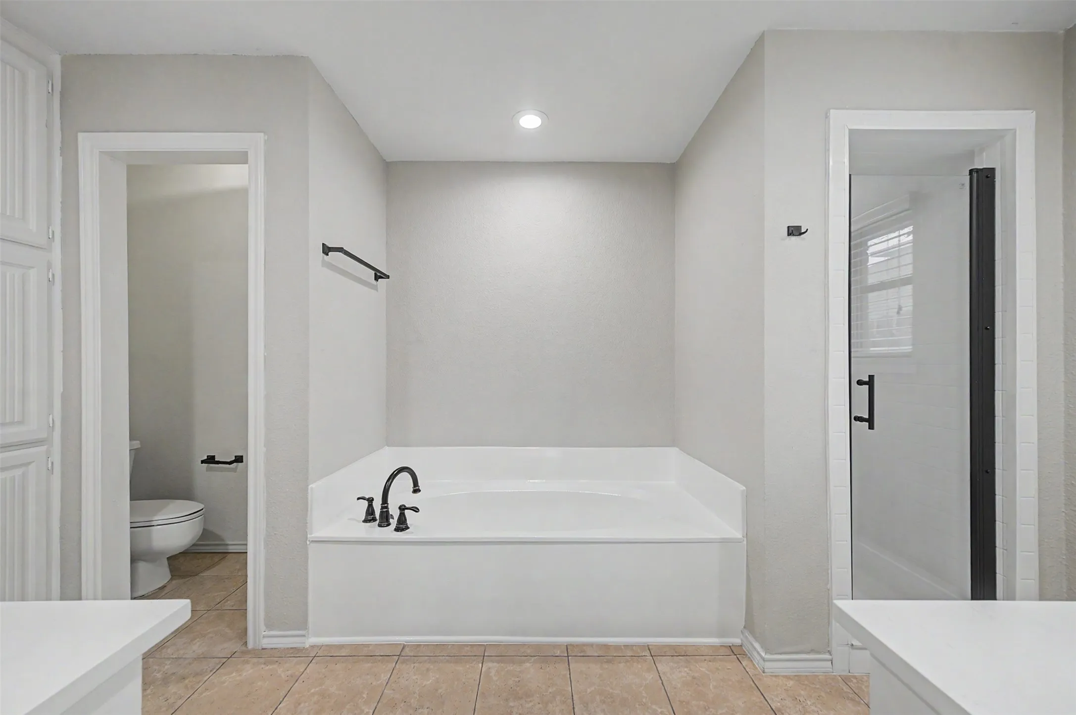 Single Family Residence For Sale in Tarrant County , 68 Legend Road, Benbrook, Texas 76132, 3 Bedroom, 3 Bathroom, 2 Garage spaces, 2,693 Sqft, built in 1985, mls#21381267, Real Estate Agent in Benbrook, Homes For Sale in Tarrant county, Homes For Sale in Benbrook, Realtor in Benbrook Texas, Real Estate Brokerage Independent Realty Texas, Luminita Cordes Realtor