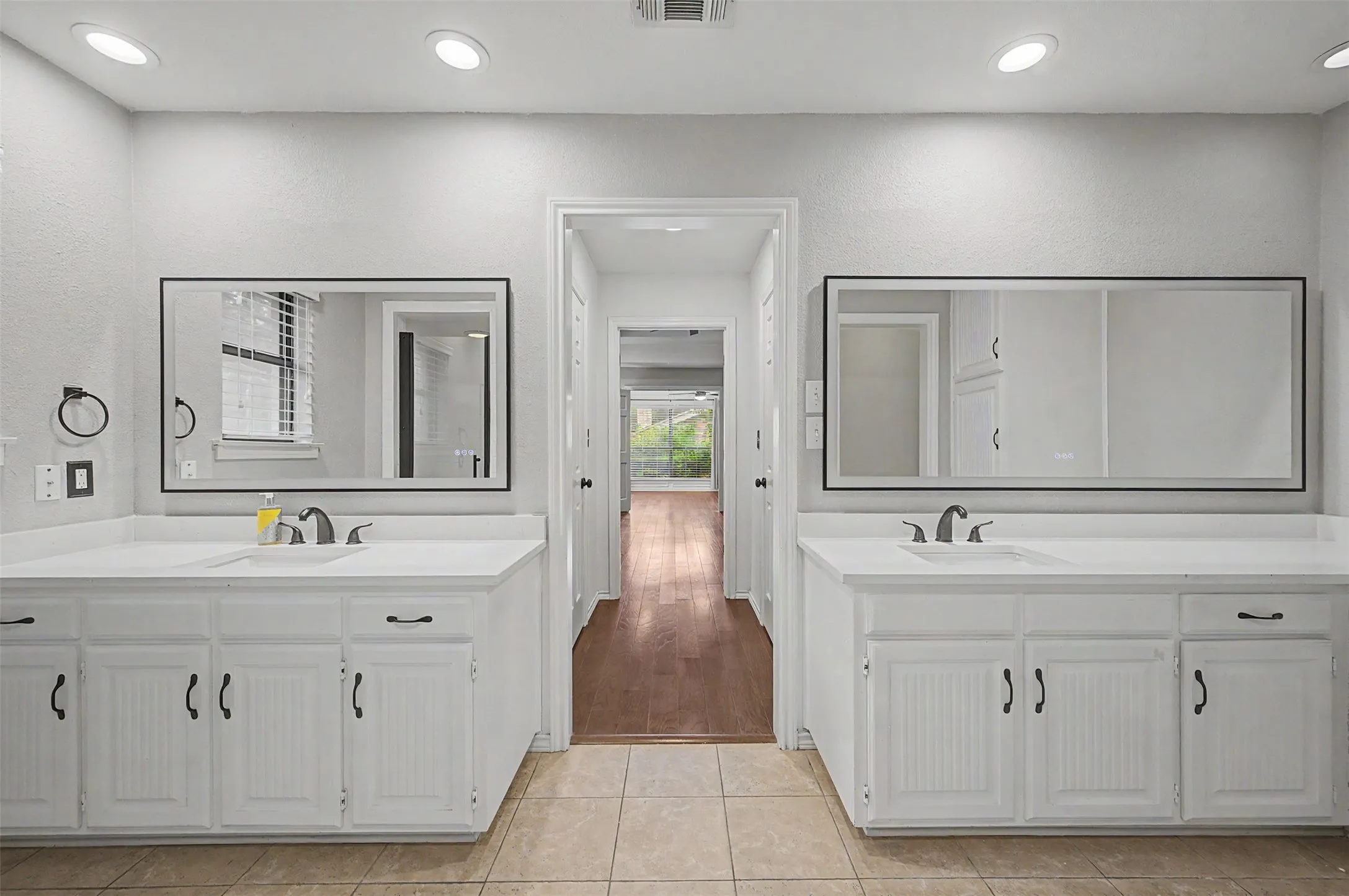Single Family Residence For Sale in Tarrant County , 68 Legend Road, Benbrook, Texas 76132, 3 Bedroom, 3 Bathroom, 2 Garage spaces, 2,693 Sqft, built in 1985, mls#21381267, Real Estate Agent in Benbrook, Homes For Sale in Tarrant county, Homes For Sale in Benbrook, Realtor in Benbrook Texas, Real Estate Brokerage Independent Realty Texas, Luminita Cordes Realtor