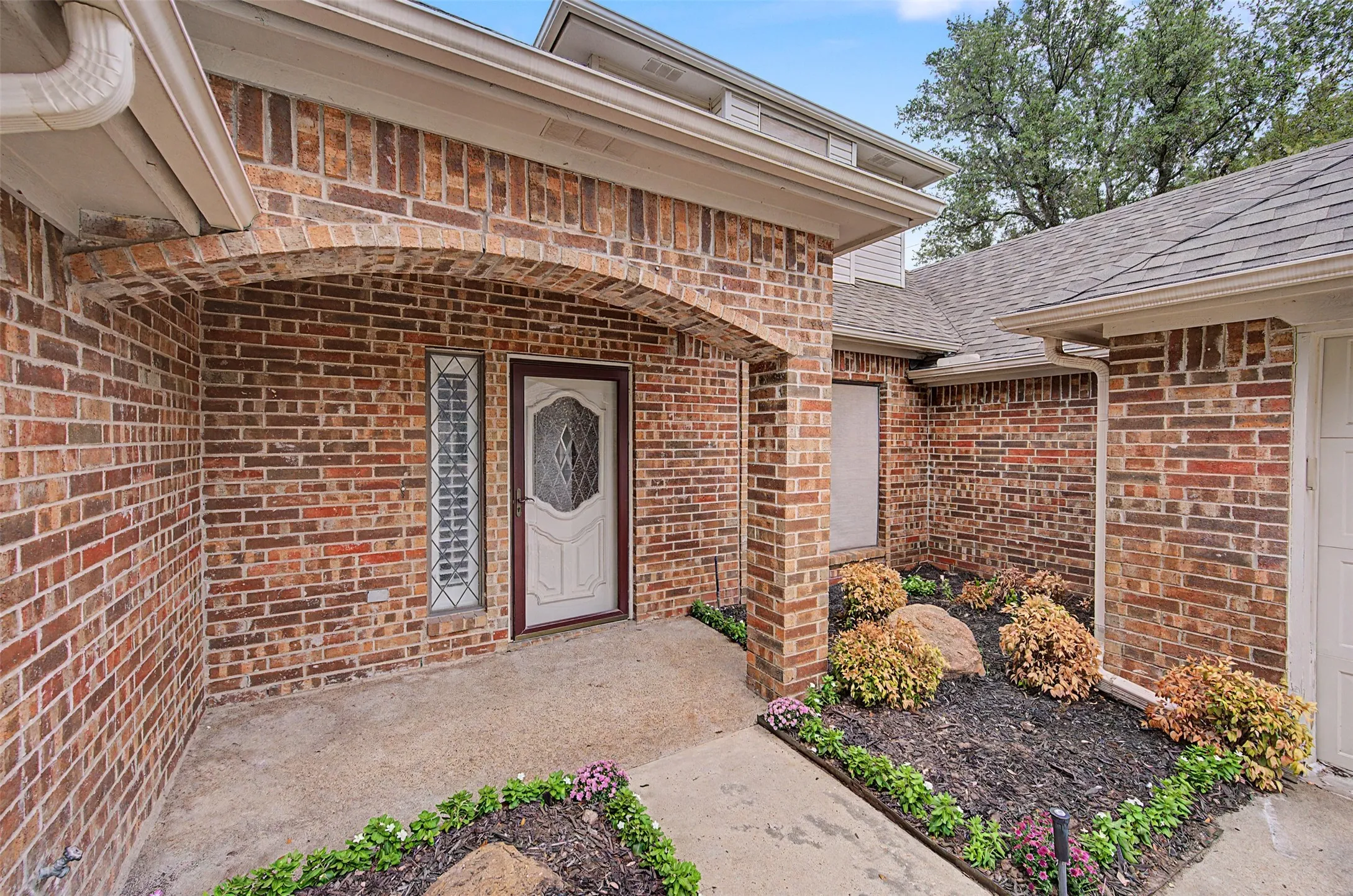 Single Family Residence For Sale in Tarrant County , 68 Legend Road, Benbrook, Texas 76132, 3 Bedroom, 3 Bathroom, 2 Garage spaces, 2,693 Sqft, built in 1985, mls#21381267, Real Estate Agent in Benbrook, Homes For Sale in Tarrant county, Homes For Sale in Benbrook, Realtor in Benbrook Texas, Real Estate Brokerage Independent Realty Texas, Luminita Cordes Realtor
