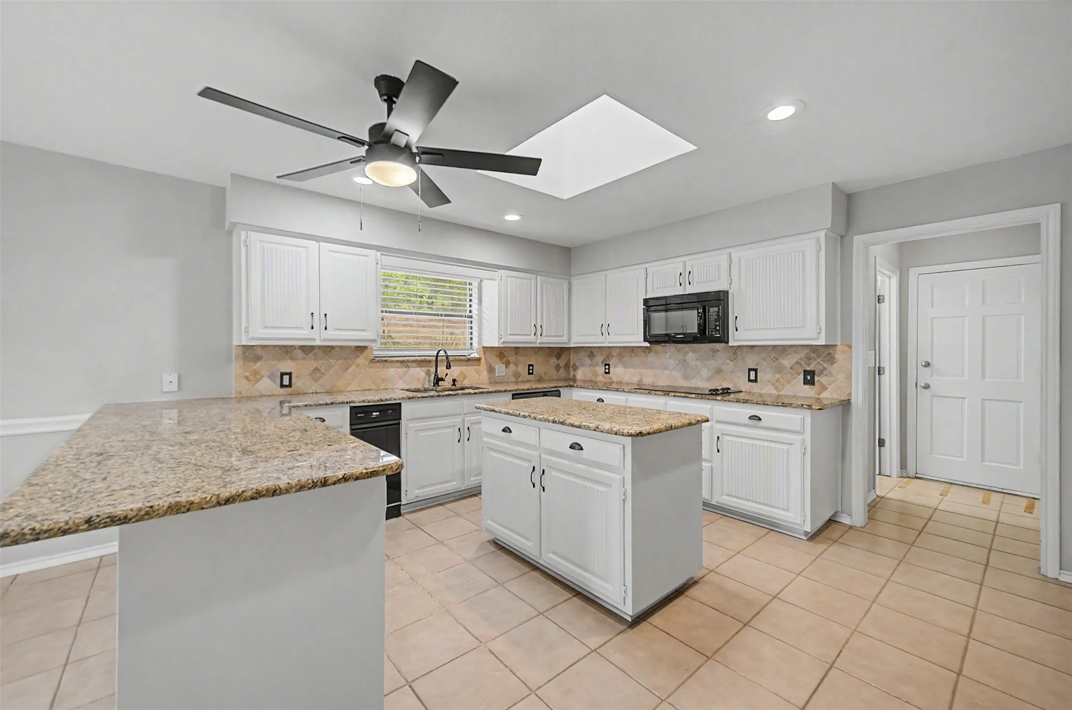 Single Family Residence For Sale in Tarrant County , 68 Legend Road, Benbrook, Texas 76132, 3 Bedroom, 3 Bathroom, 2 Garage spaces, 2,693 Sqft, built in 1985, mls#21381267, Real Estate Agent in Benbrook, Homes For Sale in Tarrant county, Homes For Sale in Benbrook, Realtor in Benbrook Texas, Real Estate Brokerage Independent Realty Texas, Luminita Cordes Realtor