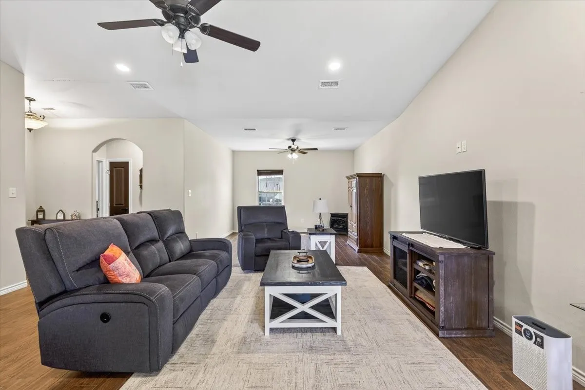 Single Family Residence For Sale in Henderson County , 315 Canoe Court, Gun Barrel City, Texas 75156, 2 Bedroom, 2 Bathroom, 2 Garage spaces, 1,591 Sqft, built in 2017, mls#21380911, Real Estate Agent in Gun Barrel City, Homes For Sale in Henderson county, Homes For Sale in Gun Barrel City, Realtor in Gun Barrel City Texas, Real Estate Brokerage Independent Realty Texas, Luminita Cordes Realtor
