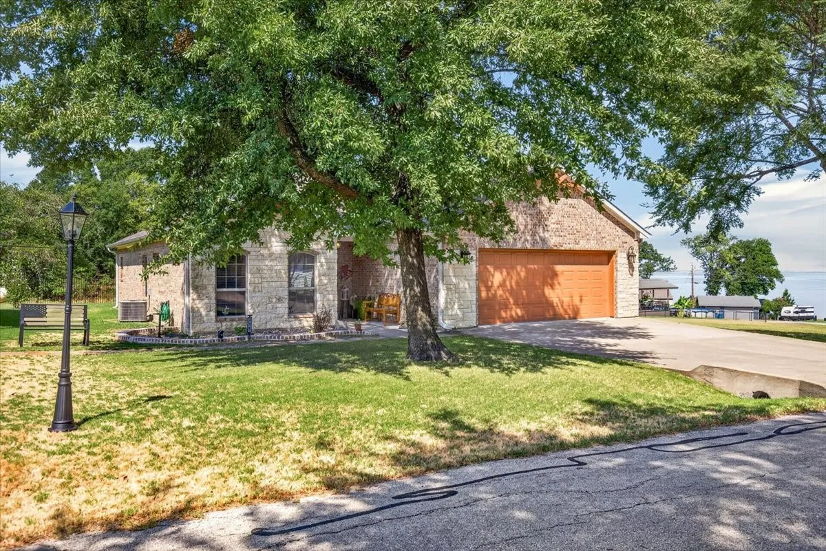 Single Family Residence For Sale in Henderson County , 315 Canoe Court, Gun Barrel City, Texas 75156, 2 Bedroom, 2 Bathroom, 2 Garage spaces, 1,591 Sqft, built in 2017, mls#21380911, Real Estate Agent in Gun Barrel City, Homes For Sale in Henderson county, Homes For Sale in Gun Barrel City, Realtor in Gun Barrel City Texas, Real Estate Brokerage Independent Realty Texas, Luminita Cordes Realtor