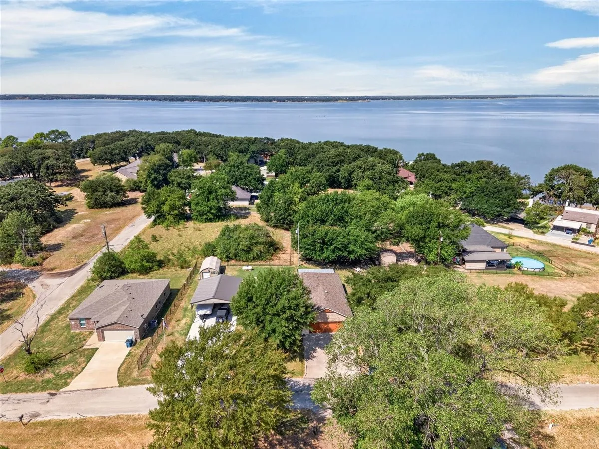 Single Family Residence For Sale in Henderson County , 315 Canoe Court, Gun Barrel City, Texas 75156, 2 Bedroom, 2 Bathroom, 2 Garage spaces, 1,591 Sqft, built in 2017, mls#21380911, Real Estate Agent in Gun Barrel City, Homes For Sale in Henderson county, Homes For Sale in Gun Barrel City, Realtor in Gun Barrel City Texas, Real Estate Brokerage Independent Realty Texas, Luminita Cordes Realtor