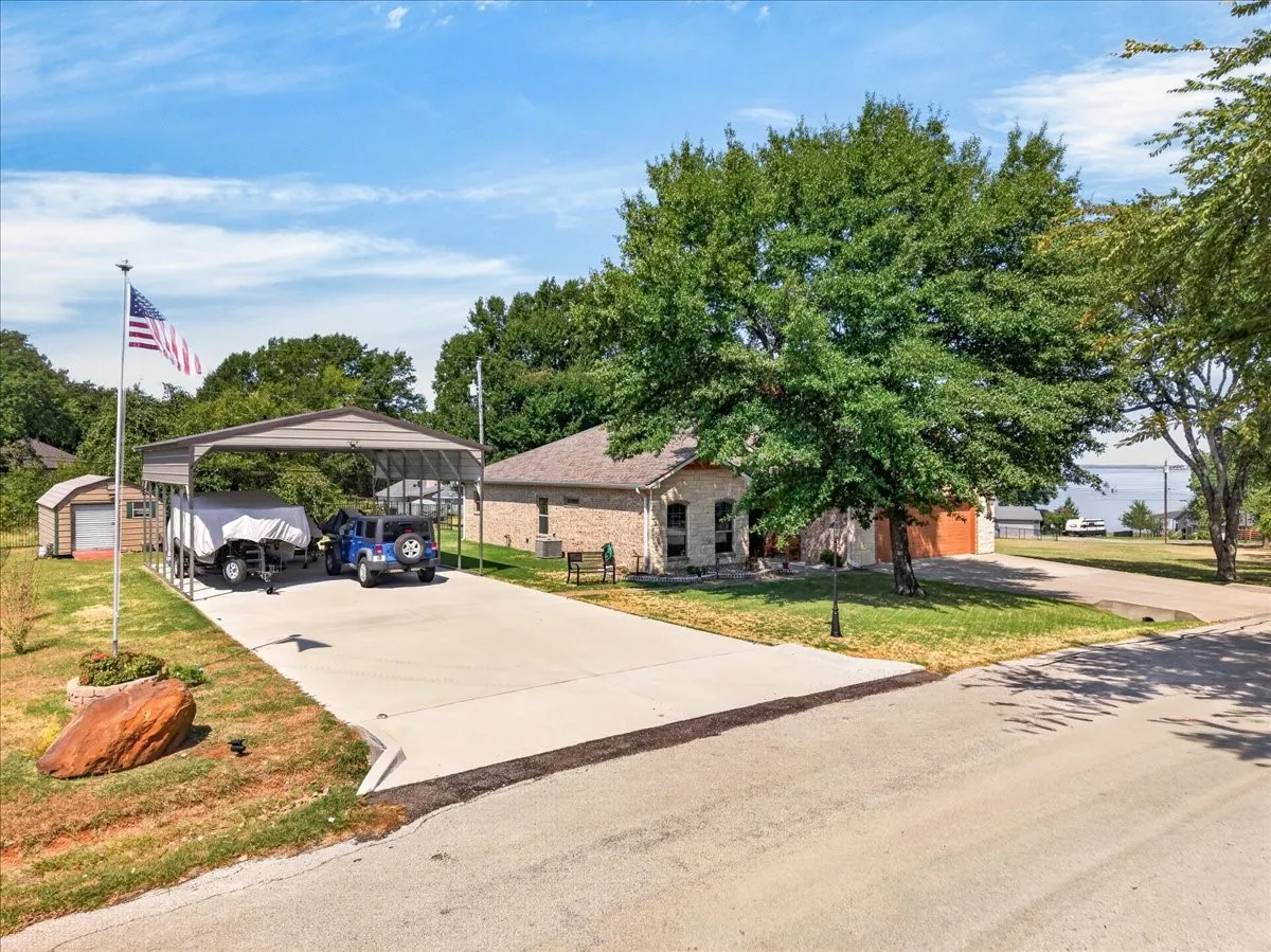 Single Family Residence For Sale in Henderson County , 315 Canoe Court, Gun Barrel City, Texas 75156, 2 Bedroom, 2 Bathroom, 2 Garage spaces, 1,591 Sqft, built in 2017, mls#21380911, Real Estate Agent in Gun Barrel City, Homes For Sale in Henderson county, Homes For Sale in Gun Barrel City, Realtor in Gun Barrel City Texas, Real Estate Brokerage Independent Realty Texas, Luminita Cordes Realtor