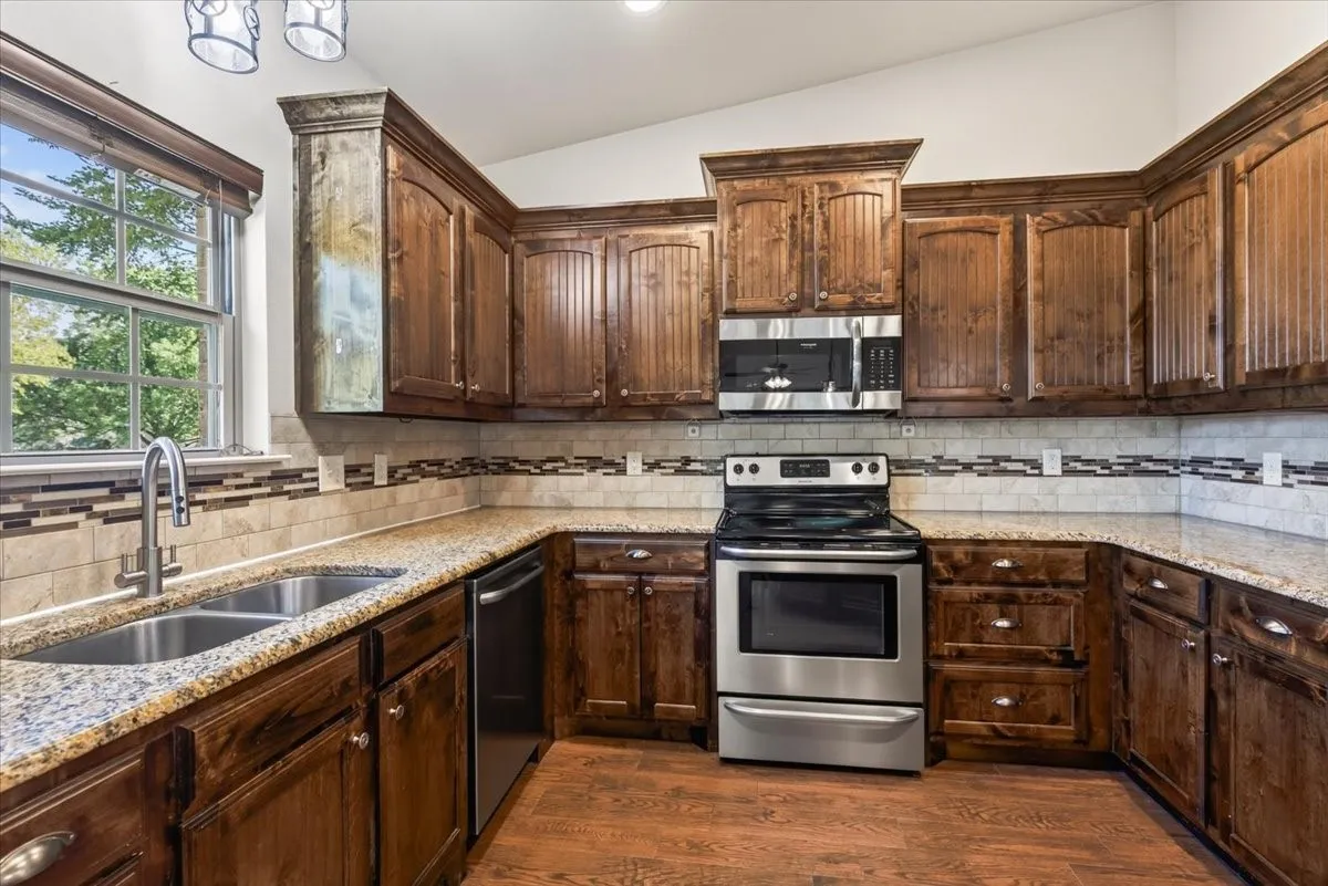 Single Family Residence For Sale in Henderson County , 315 Canoe Court, Gun Barrel City, Texas 75156, 2 Bedroom, 2 Bathroom, 2 Garage spaces, 1,591 Sqft, built in 2017, mls#21380911, Real Estate Agent in Gun Barrel City, Homes For Sale in Henderson county, Homes For Sale in Gun Barrel City, Realtor in Gun Barrel City Texas, Real Estate Brokerage Independent Realty Texas, Luminita Cordes Realtor