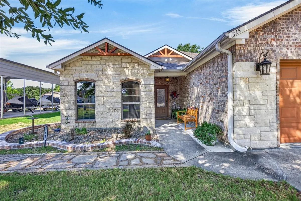 Single Family Residence For Sale in Henderson County , 315 Canoe Court, Gun Barrel City, Texas 75156, 2 Bedroom, 2 Bathroom, 2 Garage spaces, 1,591 Sqft, built in 2017, mls#21380911, Real Estate Agent in Gun Barrel City, Homes For Sale in Henderson county, Homes For Sale in Gun Barrel City, Realtor in Gun Barrel City Texas, Real Estate Brokerage Independent Realty Texas, Luminita Cordes Realtor