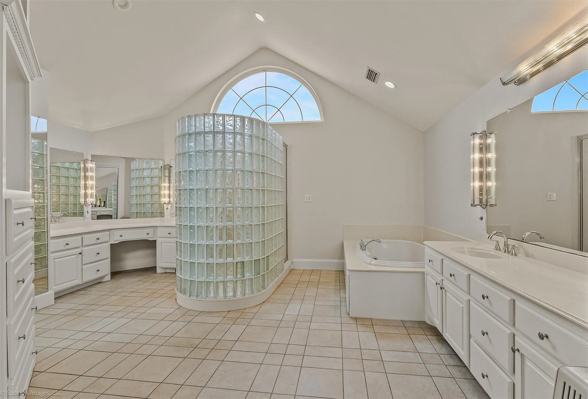 Single Family Residence For Sale in Kaufman County , 15183 Valley View, Forney, Texas 75126, 4 Bedroom, 4 Bathroom, 3 Garage spaces, 2,995 Sqft, built in 1998, mls#21381733, Real Estate Agent in Forney, Homes For Sale in Kaufman county, Homes For Sale in Forney, Realtor in Forney Texas, Real Estate Brokerage Independent Realty Texas, Luminita Cordes Realtor