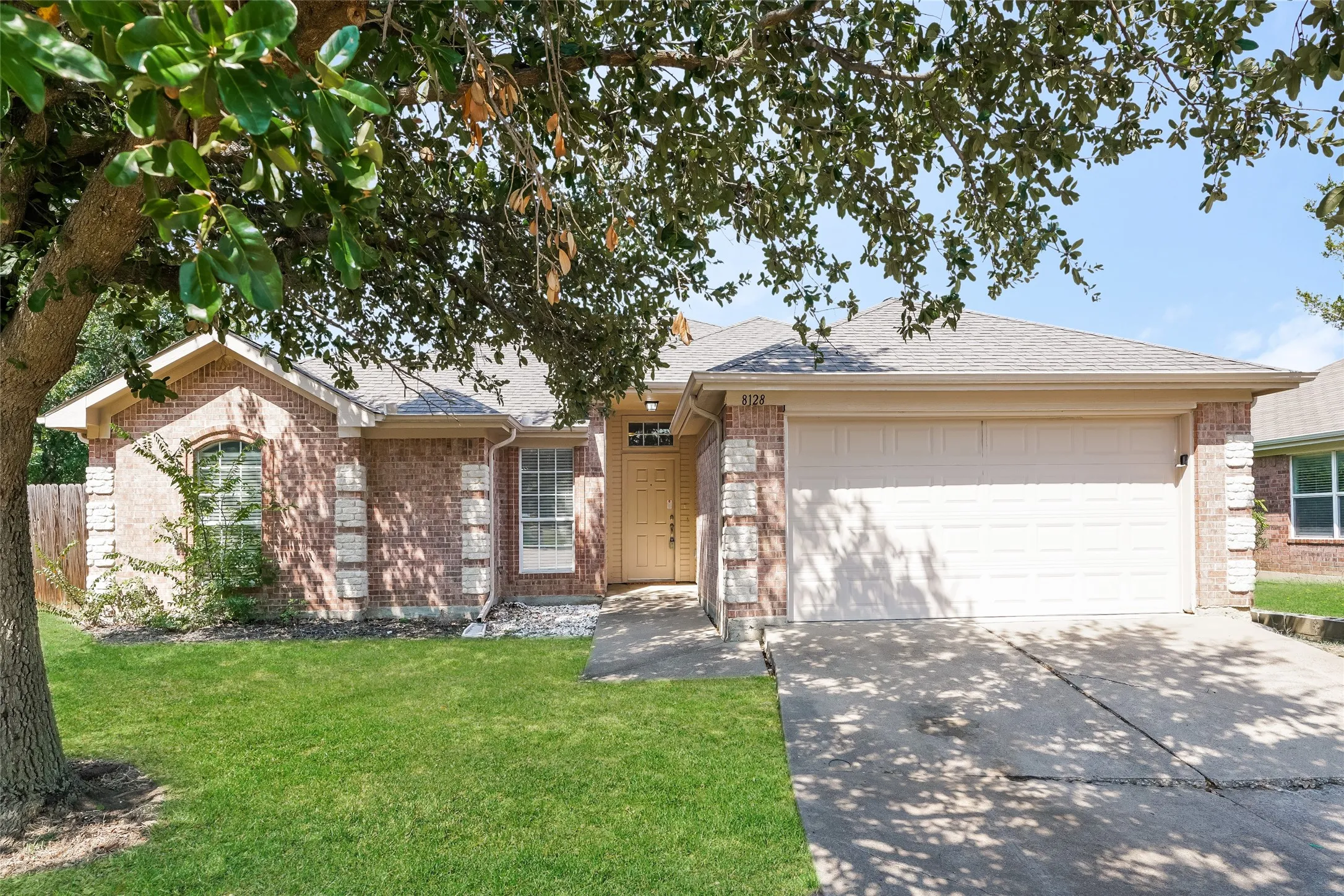 Single Family Residence For Rent in Tarrant County , 8128 Modesto Drive, Arlington, Texas 76001, 4 Bedroom, 2 Bathroom, 2 Garage spaces, 1,846 Sqft, built in 2000, mls#21381734, Real Estate Agent in Arlington, Homes For Rent in Tarrant county, Homes For Rent in Arlington, Realtor in Arlington Texas, Real Estate Brokerage Independent Realty Texas, Luminita Cordes Realtor