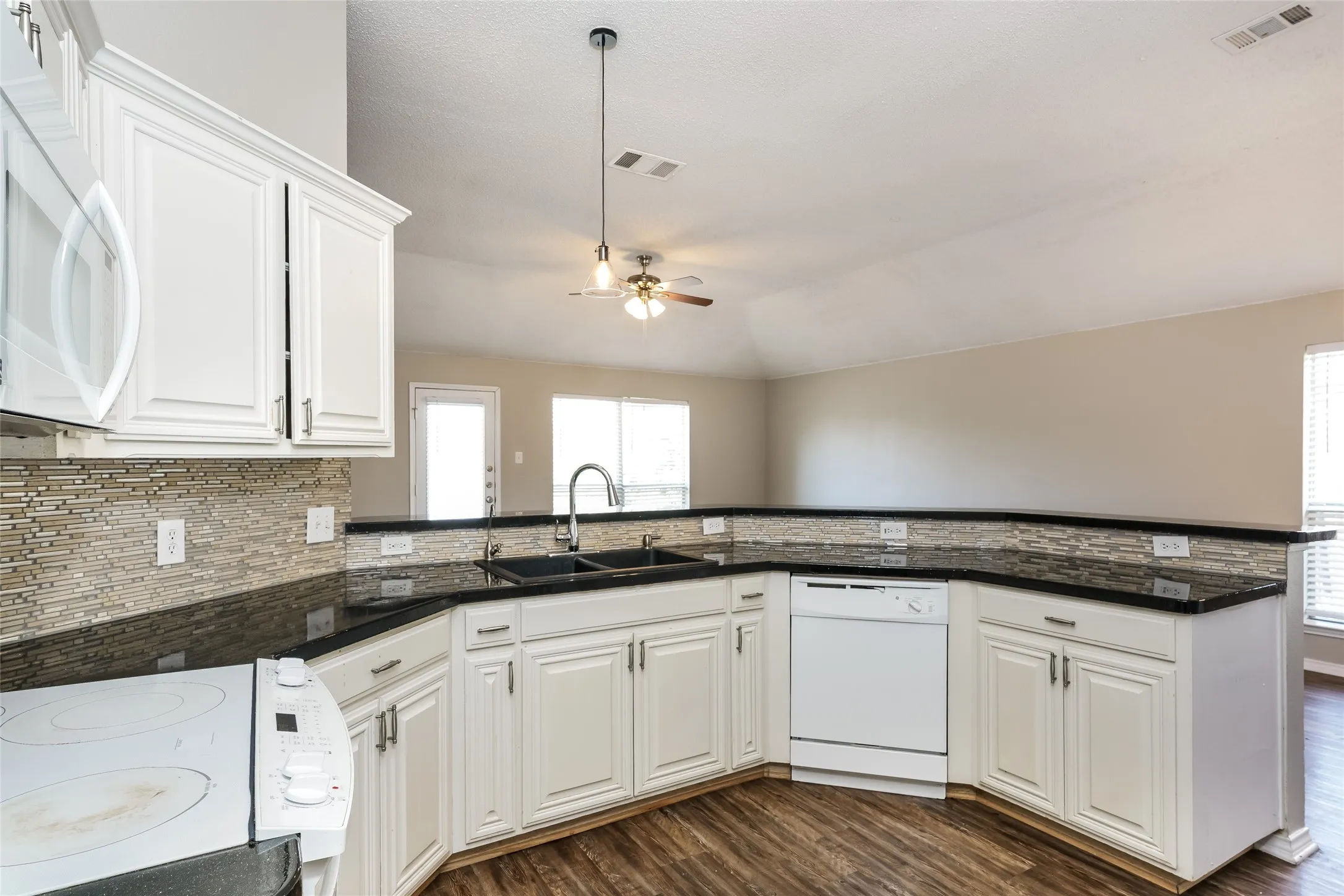 Single Family Residence For Rent in Tarrant County , 8128 Modesto Drive, Arlington, Texas 76001, 4 Bedroom, 2 Bathroom, 2 Garage spaces, 1,846 Sqft, built in 2000, mls#21381734, Real Estate Agent in Arlington, Homes For Rent in Tarrant county, Homes For Rent in Arlington, Realtor in Arlington Texas, Real Estate Brokerage Independent Realty Texas, Luminita Cordes Realtor