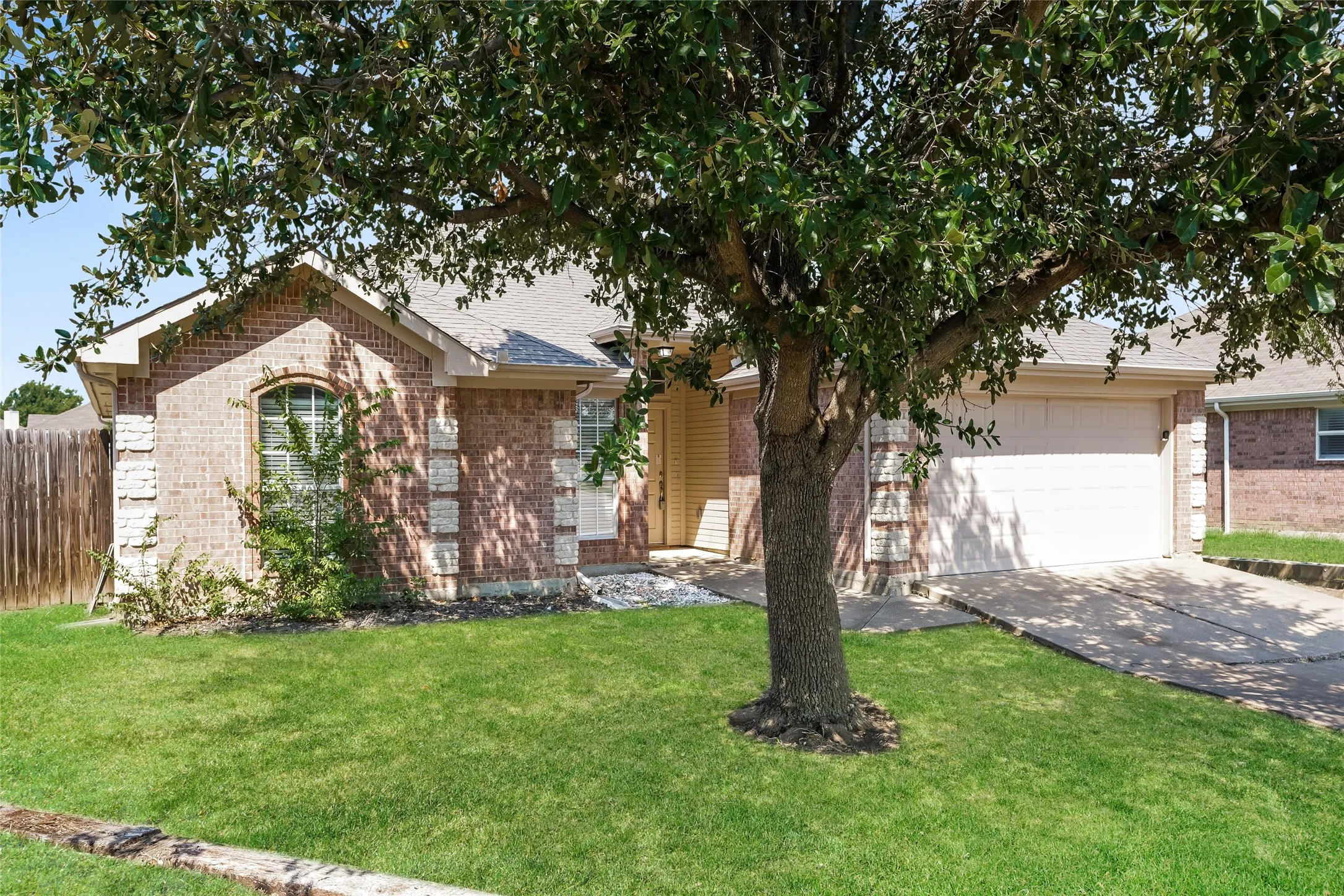 Single Family Residence For Rent in Tarrant County , 8128 Modesto Drive, Arlington, Texas 76001, 4 Bedroom, 2 Bathroom, 2 Garage spaces, 1,846 Sqft, built in 2000, mls#21381734, Real Estate Agent in Arlington, Homes For Rent in Tarrant county, Homes For Rent in Arlington, Realtor in Arlington Texas, Real Estate Brokerage Independent Realty Texas, Luminita Cordes Realtor